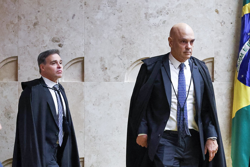Levantamento do Jornal GGN mostra uma inversão histórica no STF. Em 2020, Alexandre de Moraes suspendeu a nomeação de Alexandre Ramagem para a PF quando Bolsonaro tentou colocar um aliado no comando da corporação enquanto os filhos eram investigados. Agora, André Mendonça, ex-ministro de Bolsonaro, afastou o diretor-geral da PF, Andrei Rodrigues, depois de descobrir que a polícia investigava sua atuação e pedia apuração também contra Moraes.

A decisão de Mendonça acontece sem provas conclusivas e se apoia em relatos de imprensa, ao contrário do caso de 2020, em que a interferência política ficou comprovada. Para críticos, é a mesma caneta antidemocrática, agora dentro do STF, contra a independência da PF.

Com Flávio Dino revertendo o afastamento e o plenário do STF no centro do embate, o caso virou um divisor de águas na defesa da democracia brasileira.