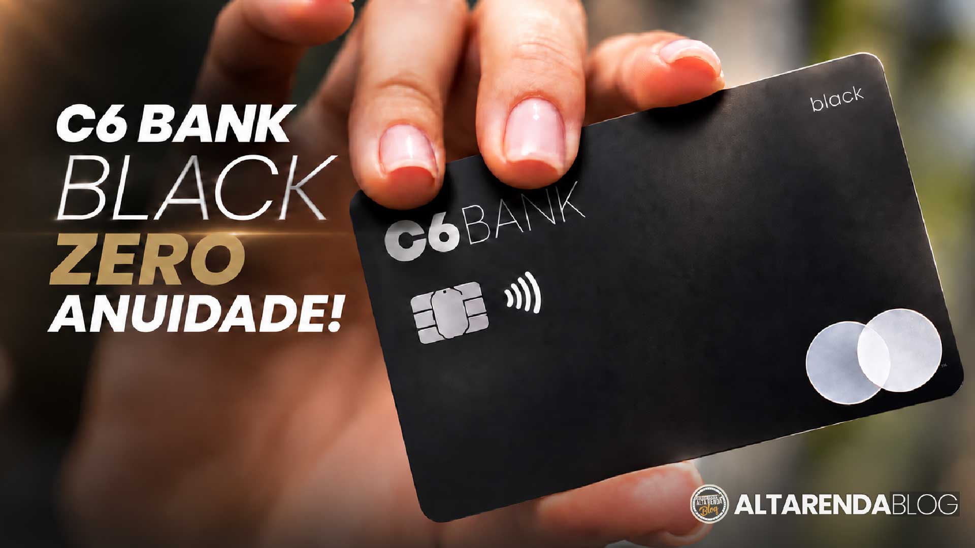 O C6 Bank está deixando o cartão premium mais perto de quem quer subir de nível: o C6 Mastercard Black agora vem com seis meses de anuidade zero para novas contratações e para clientes que fizerem upgrade. A oferta cai bem no período de maior gasto do ano, da Black Friday às férias de janeiro, e permite testar o cartão sem o custo inicial.

O cartão entrega até 2,5 pontos por dólar que não expiram e cashback de até 1,2% na troca de pontos por dinheiro na conta. Depois da promoção, a anuidade pode continuar zerada com R$ 3,5 mil por mês na fatura ou R$ 20 mil investidos em renda fixa do C6; já a sala VIP em Guarulhos exige R$ 15 mil em gastos nos três meses anteriores à visita.