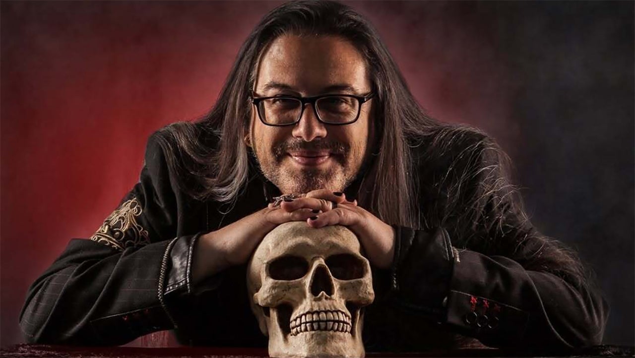 A Romero Games passou de 110 desenvolvedores para apenas cinco depois que a Microsoft cortou o financiamento em 2025, uma das baixas mais silenciosas e mais feias da onda de cortes da Xbox. Quase um ano depois, John Romero afirma estar melhor do que em décadas, com um novo parceiro de publicação assinado e um shooter em desenvolvimento na Unreal Engine 5.8 que aproveita bastante do projeto cancelado.

A proposta é liberdade. Romero quer que os jogadores se percam como em The Legend of Zelda: Breath of the Wild ou Elden Ring, indo em direção a uma torre e se distraindo completamente pelo caminho. Para um designer que ajudou a inventar o gênero, é uma reinvenção ousada, e um lembrete de que as pessoas que fazem jogos importam muito mais do que as planilhas trimestrais que destruíram o estúdio.
