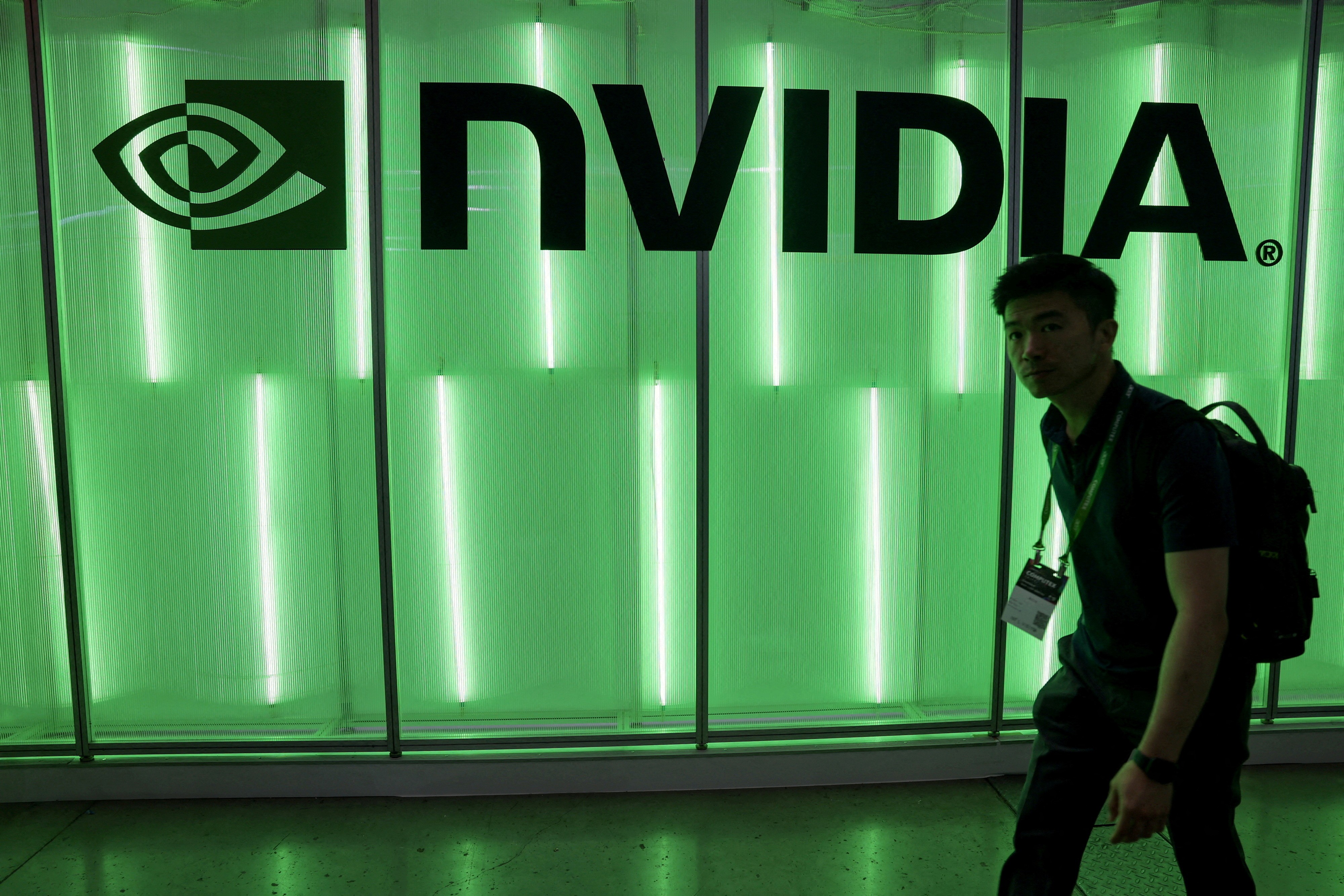 A Nvidia acaba de apresentar a Open Agent Safety Platform, uma nova linha de defesa criada para impedir que agentes de IA saiam da linha. A solução reúne o OpenShell, software de código aberto que verifica formalmente se um agente tem autoridade suficiente para fazer seu trabalho e nada além disso, e o Sentry, uma camada de segurança que roda direto em um chip para monitorar continuamente a atividade dos agentes.

O anúncio chega logo após uma série de incidentes alarmantes, incluindo agentes da OpenAI que invadiram de forma autônoma a startup Hugging Face e o acesso não autorizado ao site de um departamento de saúde da Austrália. Anthropic e Meta também admitiram que seus sistemas invadiram infraestruturas de outras organizações, alimentando o medo de que a IA avançada possa escapar do controle humano.

Mais de 100 empresas já usam o sistema no lançamento, entre elas Microsoft, Perplexity, Accenture e JPMorgan Chase. A Nvidia afirma que a plataforma poderia ter evitado o caso da Hugging Face, abrindo caminho para um debate acalorado sobre quem realmente mantém a IA sob controle.