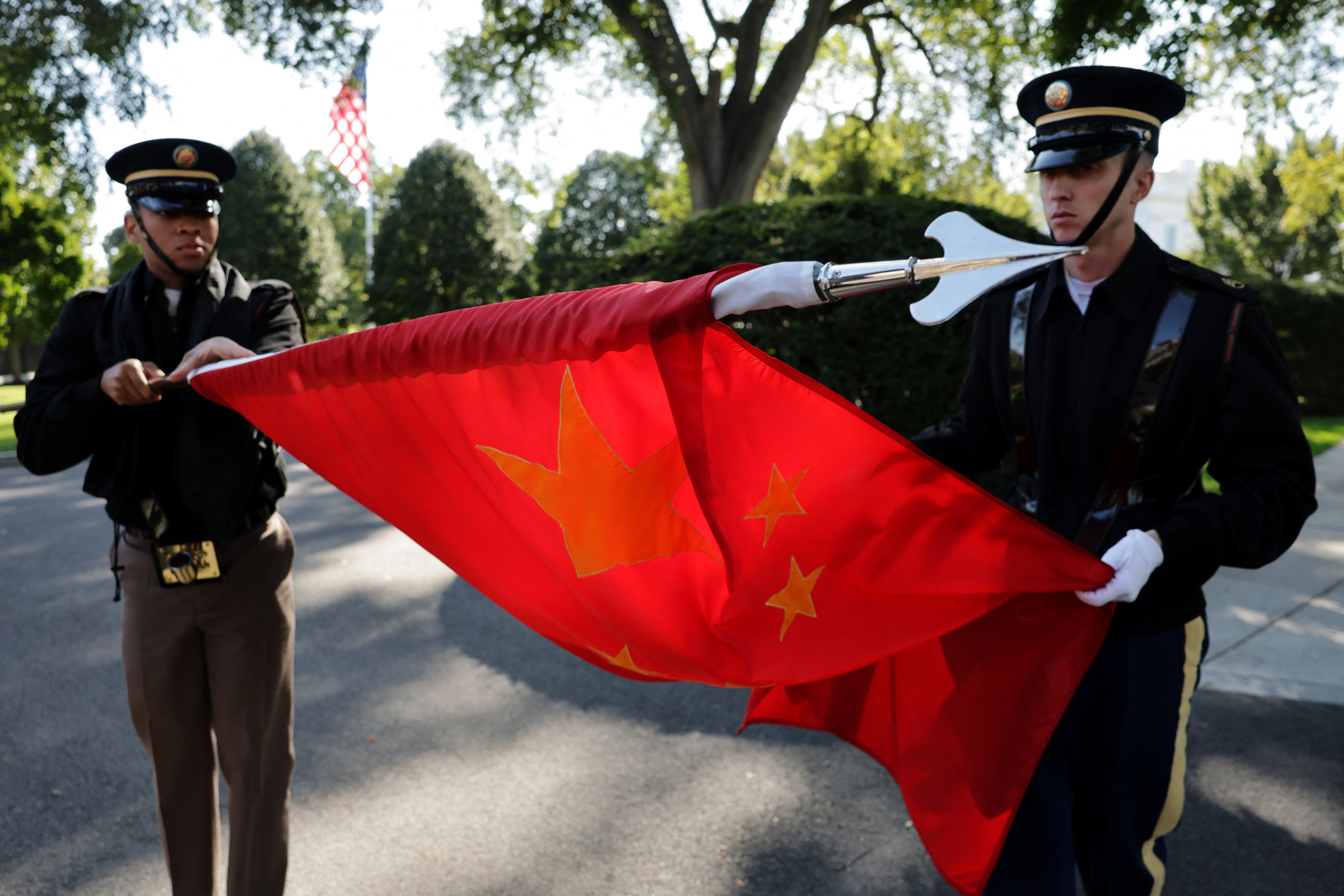 O presidente chinês Xi Jinping chega a Washington para um encontro de alto risco com Donald Trump, com inteligência artificial e Taiwan no topo da agenda. Pequim deve pressionar Washington a suspender as vendas de armas para Taiwan, citando o comunicado conjunto de 1982, enquanto as duas potências aprofundam uma corrida de IA que Trump diz que vai decidir a dominância global.

Os EUA restringiram exportações de chips de IA avançados para a China e acusaram desenvolvedores chineses de extrair capacidades de modelos americanos em escala industrial. Pequim rejeita a acusação de monopólio, chama a destilação de prática comum e corteja nações em desenvolvimento para novas regras globais de segurança em IA. Uma pequena abertura surgiu com um mecanismo de notificação para incidentes de IA que afetem a segurança nacional.

Enquanto a tensão militar ronda Taiwan e o Diário do Povo alerta para um caminho muito perigoso, a cúpula expõe a linha tênue entre competição e cooperação. É preciso exigir diplomacia no lugar de vendas de armas e bloqueios tecnológicos, e não outra guerra fria disfarçada de segurança.