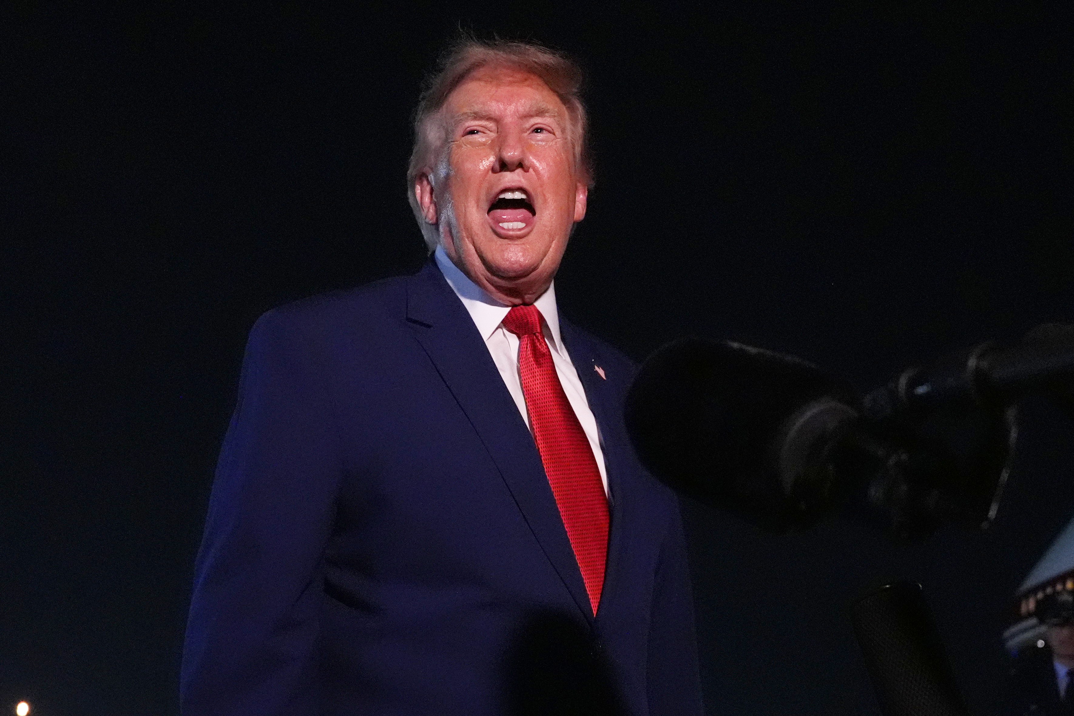 A administração Trump escalou a guerra comercial com um relatório bombástico que acusa o Brasil de ajudar a China a driblar tarifas dos EUA por meio de transbordo comercial. O país entrou na lista de alto risco de Washington, um movimento que pode redesenhar as relações comerciais nas Américas.

O assessor comercial da Casa Branca, Peter Navarro, afirma que Pequim estaria lavando exportações por outros países, e os EUA ameaçam tarifas retroativas e fiscalização com inteligência artificial. O relatório coloca o Brasil no nível 2, ao lado de Indonésia, Malásia, Tailândia, Turquia e Vietnã, enquanto Canadá, União Europeia, Índia, Israel, Japão, México, Coreia do Sul e Taiwan aparecem no nível 1.

Isso vai além de uma briga comercial: é um martelo político contra países que não se curvam à agenda tarifária de Washington. A soberania brasileira e o lugar do Brasil nas cadeias globais de suprimento estão em jogo.