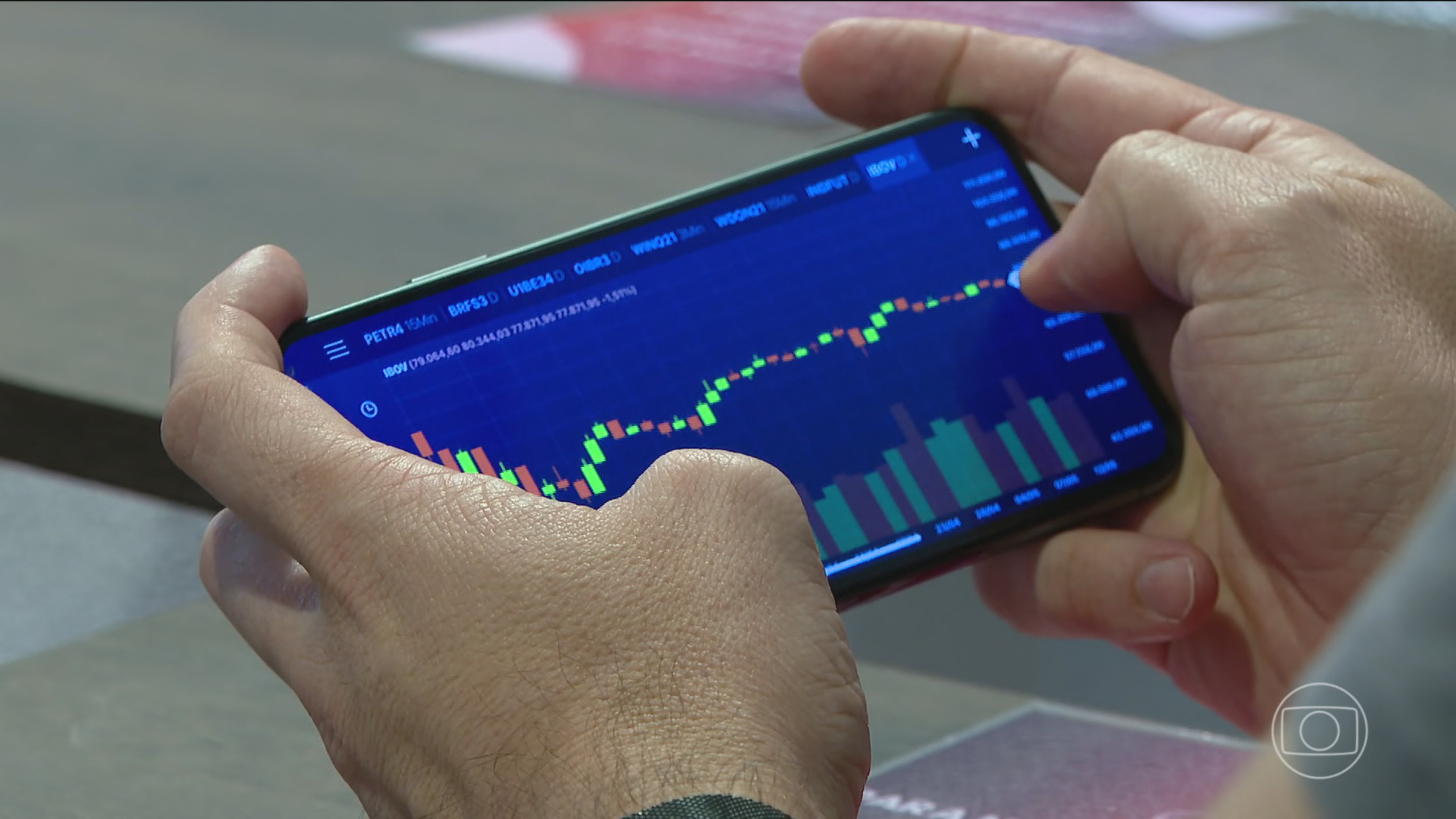 O Brasil acordou sob choque financeiro após a reeleição de Lula, com o Ibovespa despencando o suficiente para acionar o circuit breaker da B3 e o dólar disparando. Aplicativos de bancos e corretoras como Nubank, Itaú, XP, Rico e Clear registraram instabilidade enquanto investidores corriam para reagir.

A turbulência se aprofundou com a recusa do candidato da extrema direita em reconhecer o resultado e sua promessa de contestar o pleito na Justiça, jogando mais incerteza política sobre um mercado já volátil. O episódio escancara como a negação e a desinformação podem amplificar o pânico econômico.