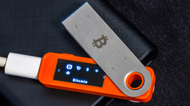 No mundo das criptomoedas, o mantra é claro: 'not your keys, not your coins'. As carteiras frias (cold wallets) são a resposta para evitar depender de terceiros: hardwares dedicados que mantêm suas chaves privadas offline e longe de invasores. Este guia explica como elas funcionam, qual a diferença para hot wallets e por que a autocustódia virou prioridade depois de tantas perdas em exchanges.

Também mostra ameaças reais: uma falha de software em dispositivos Coldcard permitiu que atacantes drenassem milhares de carteiras consideradas seguras. Dá para aprender sobre chips à prova de adulteração, passphrases e assinatura de transações, além das armadilhas de segurança antes de escolher sua solução. Nenhuma carteira é 100% inquebrável, mas com a configuração certa a sua fica bem perto disso.