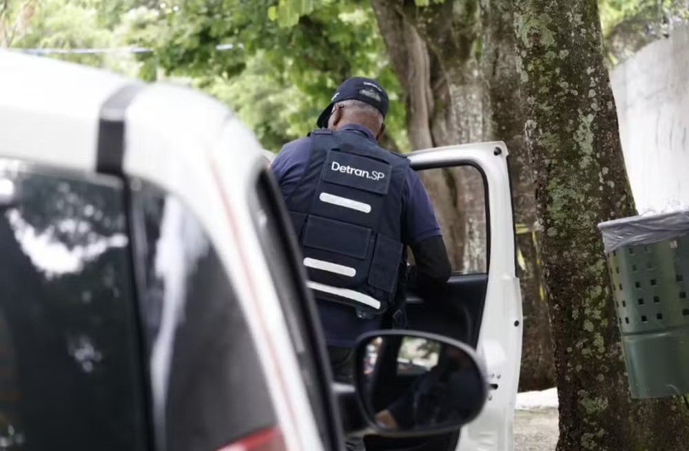 O STF arquivou uma ação contra as novas regras da CNH e confirmou que o uso de carro particular nas aulas e no exame prático de direção continua valendo. Com a decisão, a Resolução 1.020/2025 do Contran segue em vigor e o candidato pode fazer a prova sem depender exclusivamente dos veículos da autoescola.

A mudança faz parte de uma atualização maior na formação de condutores, que também acabou com a obrigatoriedade de cumprir todas as aulas práticas em autoescolas. Mas atenção: emprestar o carro para quem ainda não tem CNH pode gerar dor de cabeça com o seguro. Várias seguradoras afirmam que não cobrem acidentes com condutores não habilitados, então confira sua apólice antes da prova.