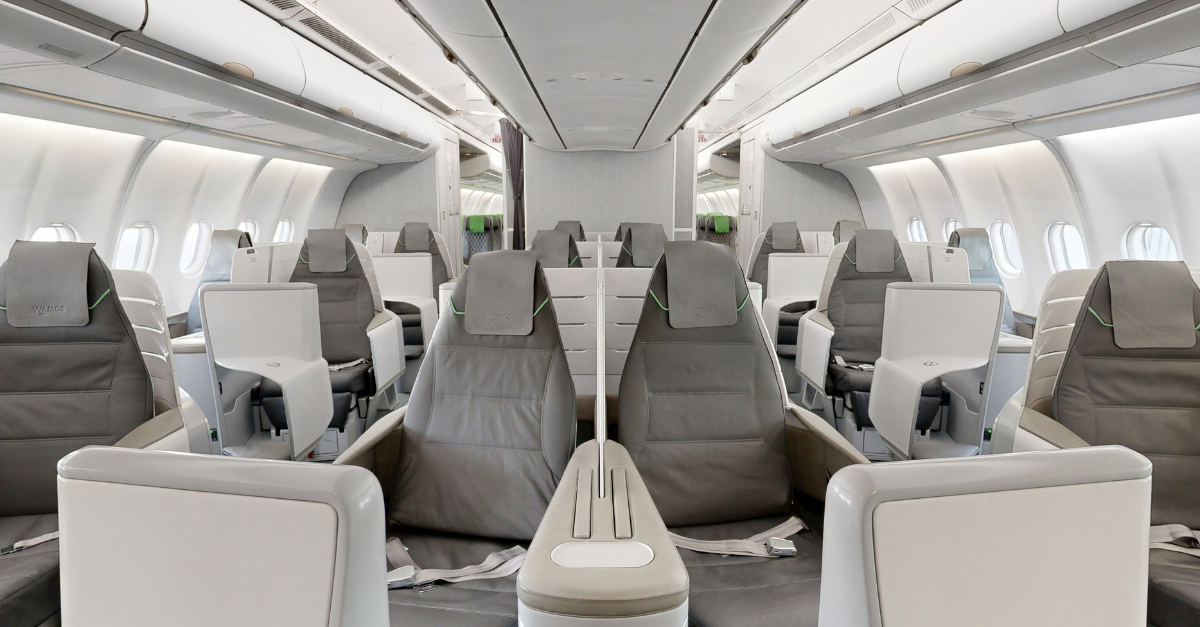 A GOL acaba de inaugurar a nova rota entre o Rio de Janeiro (GIG) e Lisboa (LIS), e a experiência a bordo está chamando atenção. Enquanto os Airbus A330-900neo próprios da companhia não chegam, no primeiro trimestre de 2027, a operação é feita com aeronaves A330-200 da Wamos Air, com quatro frequências semanais que sobem para cinco com o novo voo de terça-feira a partir de 24 de novembro.

A cabine tem 279 assentos divididos em duas classes. Na Executiva, o layout é 2-2-2, com 18 assentos que reclinam 180º, pitch de 71 polegadas (180 cm) e telas individuais de 15,6 polegadas, além de check-in e embarque prioritários, acesso aos lounges GOL Smiles e de parceiros, desembarque e entrega de bagagem prioritários. Na Econômica, são 261 assentos em layout 2-4-2, com pitch de 30 a 33 polegadas (76-83 cm) e telas de 10,1 polegadas.

Lisboa está mais popular do que nunca, com ruas cheias de viajantes do mundo inteiro, tours gastronômicos, atrações históricas e eventos internacionais. Para aproveitar cada centavo da viagem, serviços como Nomad e Wise facilitam a gestão de dólares e euros no exterior e reduzem o custo das conversões.

Os voos partem do Rio às 08h00 e 08h05 e retornam de Lisboa na madrugada, e as passagens já estão disponíveis no site da GOL, no aplicativo da companhia e pelos canais da Smiles.