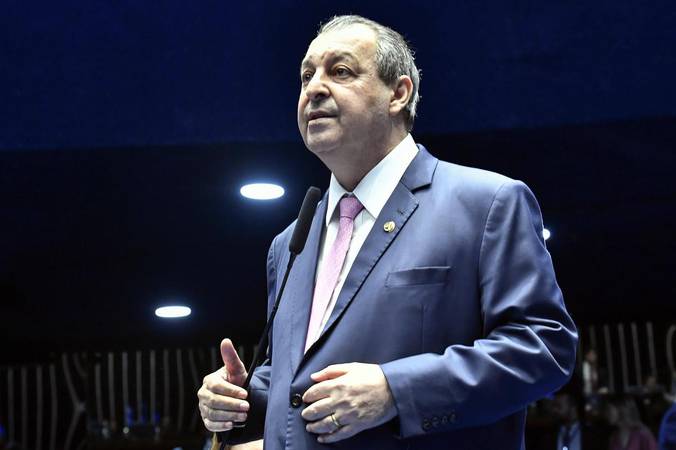 Ótima notícia para os trabalhadores e trabalhadoras do Brasil: a PEC que acaba com a escala 6x1 está acelerando no Senado. O relator Omar Aziz confirmou que apresenta o parecer na quinta-feira, abrindo caminho para a votação antes do recesso eleitoral.

O texto reduz a jornada máxima de 44 para 40 horas semanais, garante dois dias de descanso remunerado e mantém os salários. A transição seria gradual, com flexibilidade para os dias de folga, enquanto a oposição tenta adiar a votação com o velho discurso de que a mudança vai quebrar o Brasil.

O Brasil não quebrou quando reduziu a jornada de 48 para 44 horas, e não vai quebrar agora. Essa é uma luta por dignidade, saúde e convivência familiar.