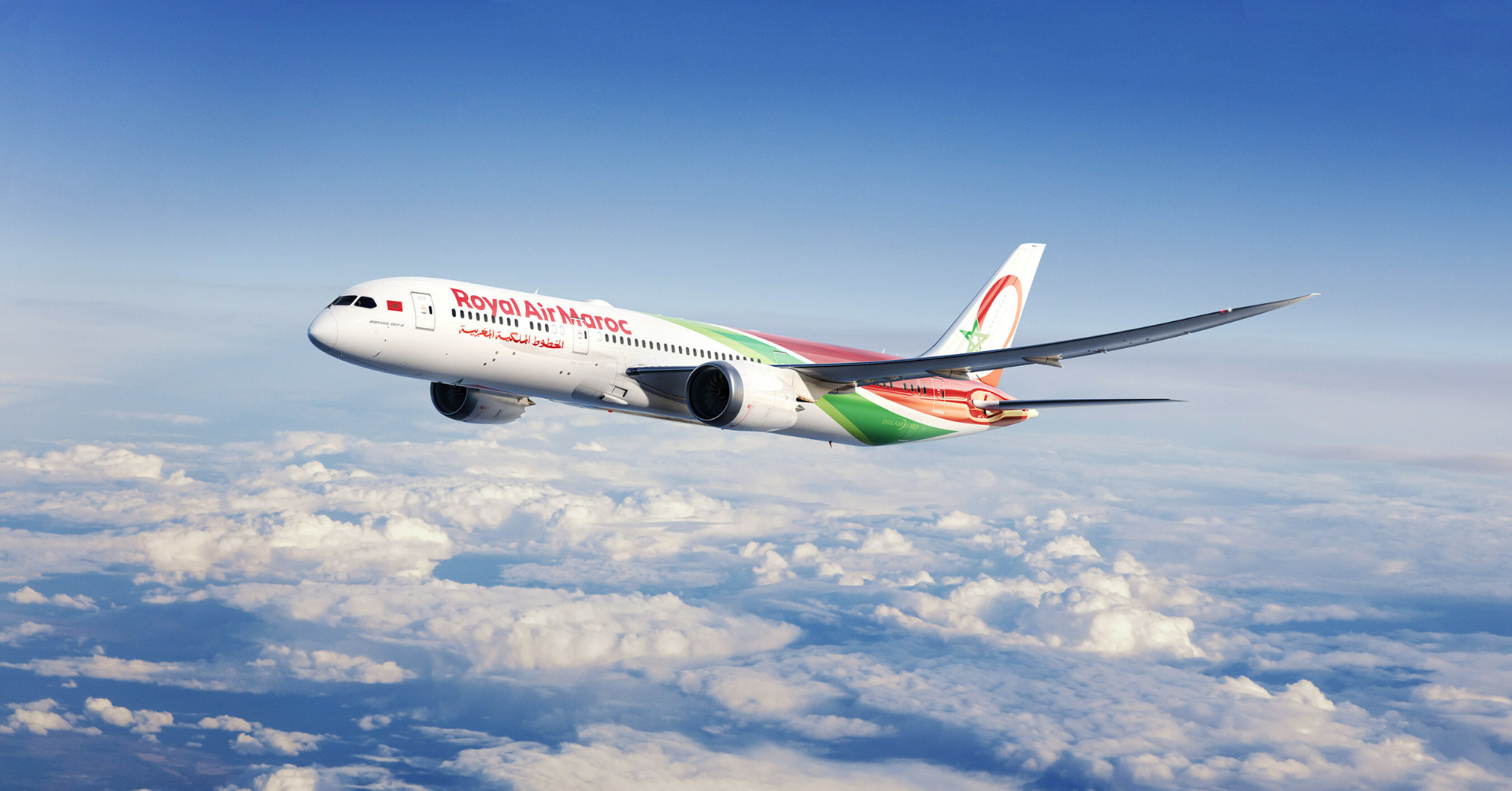 A Royal Air Maroc vai se tornar a primeira companhia aérea da África a oferecer internet de alta velocidade da Starlink a bordo, com planos de instalar o serviço em 41 aeronaves até 2027. A implementação será gradual e, segundo a empresa, os passageiros poderão assistir a streaming, trabalhar e se comunicar em tempo real com baixa latência.

O serviço será gratuito para passageiros cadastrados no programa de fidelidade Safar Flyer, um avanço importante para voos de longa distância e regionais. A iniciativa faz parte de um plano plurianual que inclui renovação da frota, mudanças nas cabines e modernização da experiência dos passageiros em solo e a bordo.

Com as primeiras instalações previstas para o começo de 2027, a Royal Air Maroc aposta que conectividade rápida e confiável será uma expectativa padrão para quem viaja. A medida posiciona a companhia como líder em conectividade na aviação africana e eleva o padrão para concorrentes em todo o continente.