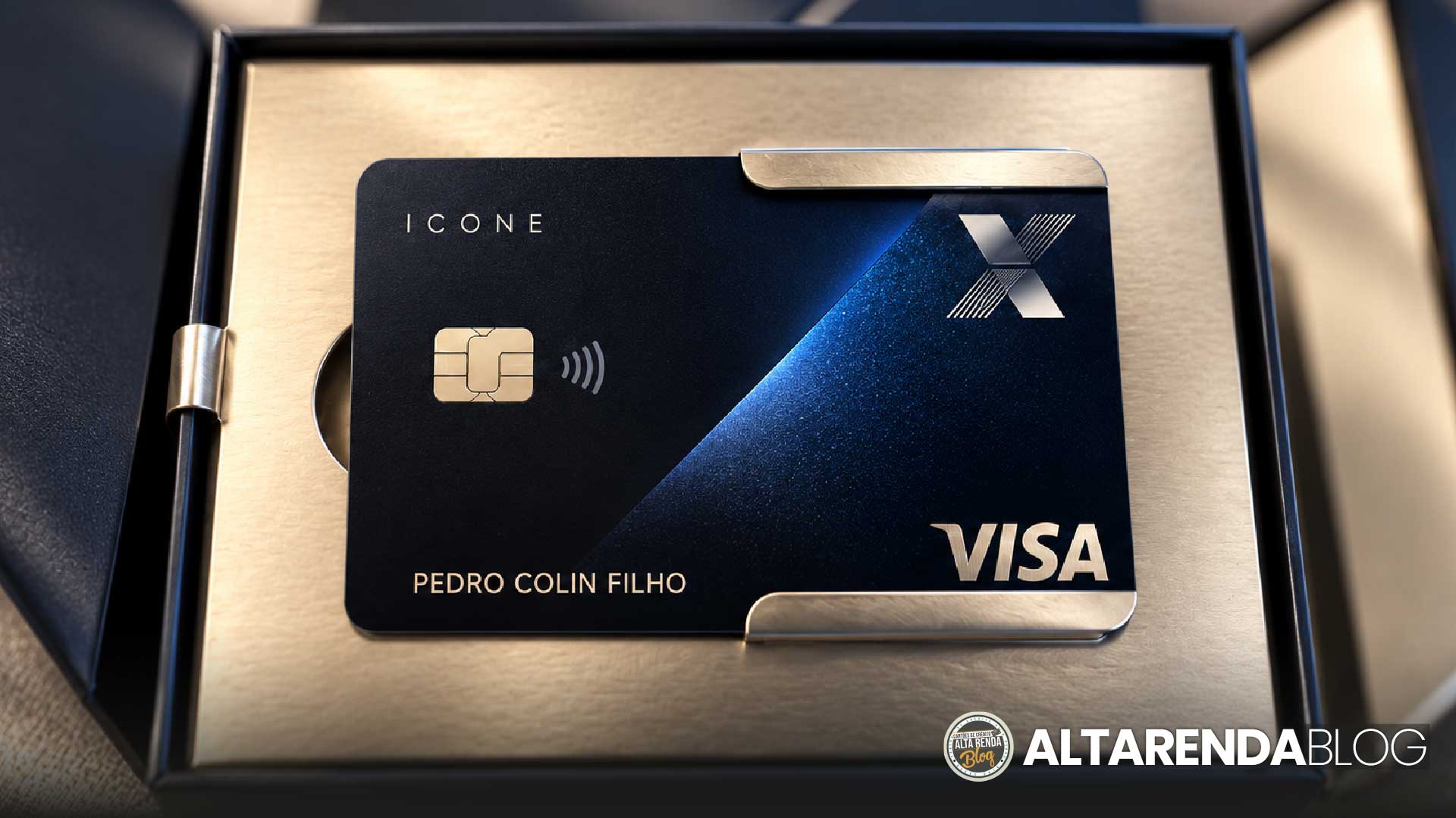 O Caixa Ícone Visa Infinite completa um ano com uma notícia que muda o jogo para quem tem alta renda. Os 5 pontos por dólar nas compras do dia a dia no Brasil deixam de ser promoção com prazo para acabar e passam a valer como regra padrão do cartão.

Nas compras internacionais, o Ícone segue com 6 pontos por dólar, pontos que não expiram e cashback do IOF zero até janeiro de 2027. Para quem viaja ou compra em sites estrangeiros, é uma das combinações mais fortes do mercado.

A página oficial da Caixa ainda pode exibir a regra antiga de 4 pontos, mas a expectativa é de atualização nos próximos dias. Se confirmado, o Ícone reforça sua posição entre os cartões premium mais competitivos do Brasil.