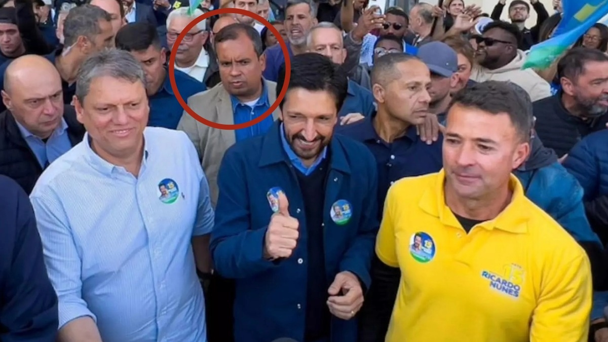 Um capitão da Polícia Militar foi preso em uma operação contra fintechs suspeitas de movimentar bilhões para o Primeiro Comando da Capital. Segundo a imprensa, ele atuava na Casa Militar havia 14 anos e integrou 25 comitivas do governador Tarcísio de Freitas, inclusive em viagens estratégicas a Brasília, com reuniões no STF, na Câmara dos Deputados e com o ministro da Fazenda.

O policial permaneceu na função até setembro de 2024, quando foi transferido. Tarcísio negou que o suspeito fosse o chefe de sua segurança pessoal e disse que toda instituição tem suas maçãs podres, afirmando que a saída teria ocorrido antes se o governo soubesse de algo. O caso expõe as conexões perigosas entre o crime organizado e o poder político.