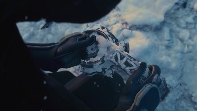 Um trailer interno do cancelado Mass Effect Universe apareceu online e foi confirmado como real. O material foi feito para a liderança da EA, não para o público, e oferece um vislumbre agridoce de uma versão da série em estilo spy thriller, com um novo protagonista, uma nova tripulação, personagens retornando e a promessa ousada de escolhas do jogador.

O timing é brutal: o trailer chega depois de a EA fechar a BioWare e cortar 400 empregos em toda a empresa, incluindo os 50 desenvolvedores que trabalhavam neste projeto. É isso que a consolidação corporativa agressiva custa às pessoas que fazem jogos, e a indústria deveria estar furiosa. A ambição criativa mostrada aqui merecia uma chance de ser lançada, não de virar número em uma lista de demissões.