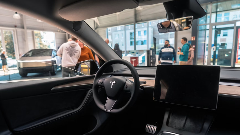 A frota de robotáxis da Tesla em Austin finalmente parece estar operando totalmente sem motoristas. De acordo com o Robotaxi Tracker, um app colaborativo, todas as 170 corridas monitoradas na cidade nas últimas duas semanas foram feitas sem supervisão humana, envolvendo 54 veículos diferentes. Os dados são reforçados por relatos nas redes sociais, o que indica que o serviço autônomo da Tesla está saindo do papel.

O marco chega pouco antes do lançamento do Cybercab, o robotáxi da Tesla sem volante e sem pedais. Vale destacar que a informação não vem da Tesla nem de Elon Musk, o que aumenta a credibilidade. Enquanto a Waymo segue com uma frota muito maior, a disputa pelos carros 100% autônomos fica ainda mais empolgante.