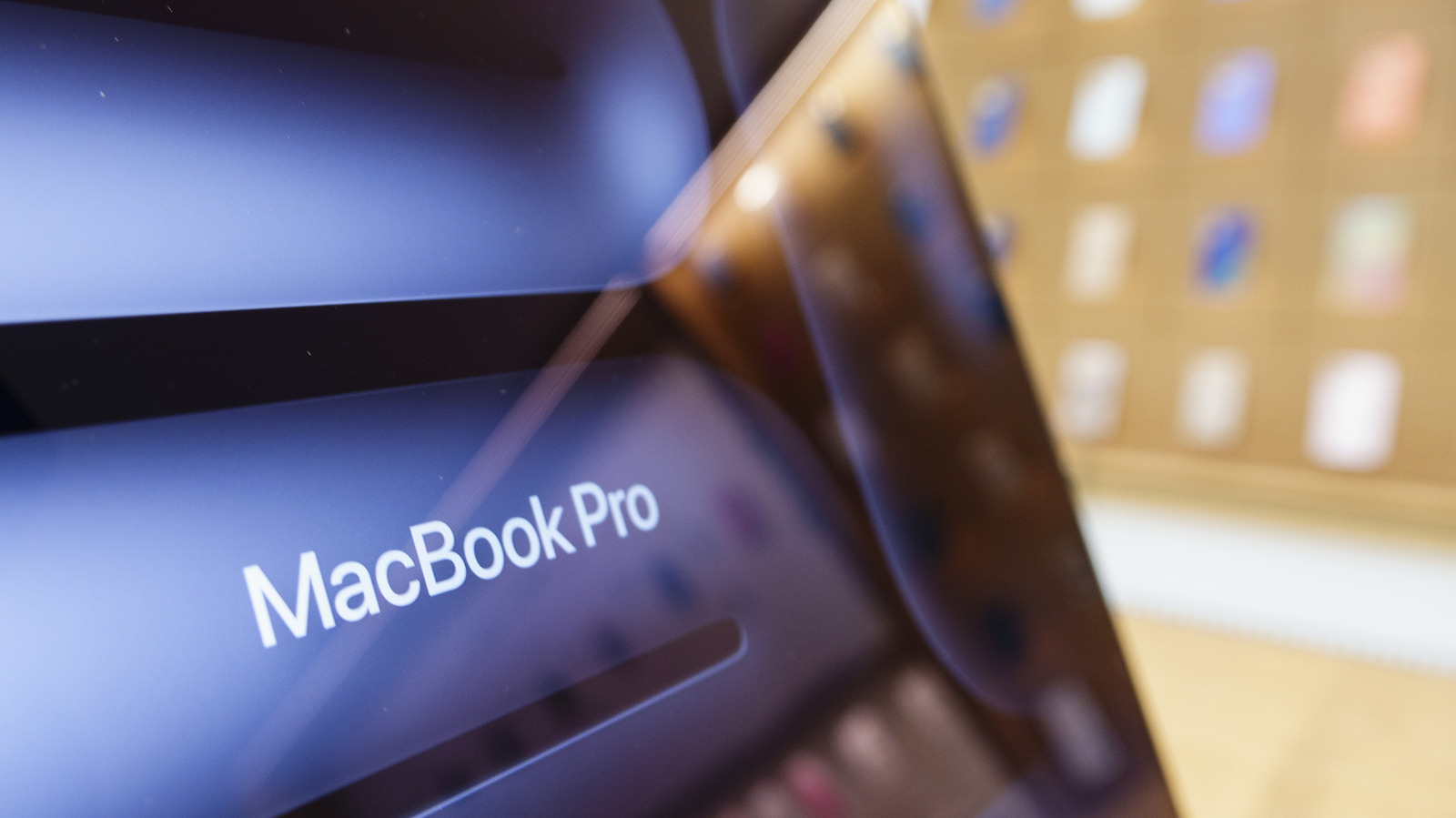 A Apple estaria preparando uma reformulação importante no MacBook Pro, com tela OLED touchscreen e chassi significativamente mais leve. A empresa estaria miniaturizando componentes internos e reorganizando o layout para reduzir peso sem sacrificar desempenho.

O novo modelo deve chegar já no próximo mês, possivelmente ao lado de um iPad mini OLED. Seria um marco de hardware ousado sob a nova liderança focada em produto da Apple, sinalizando mais ênfase em design e portabilidade.