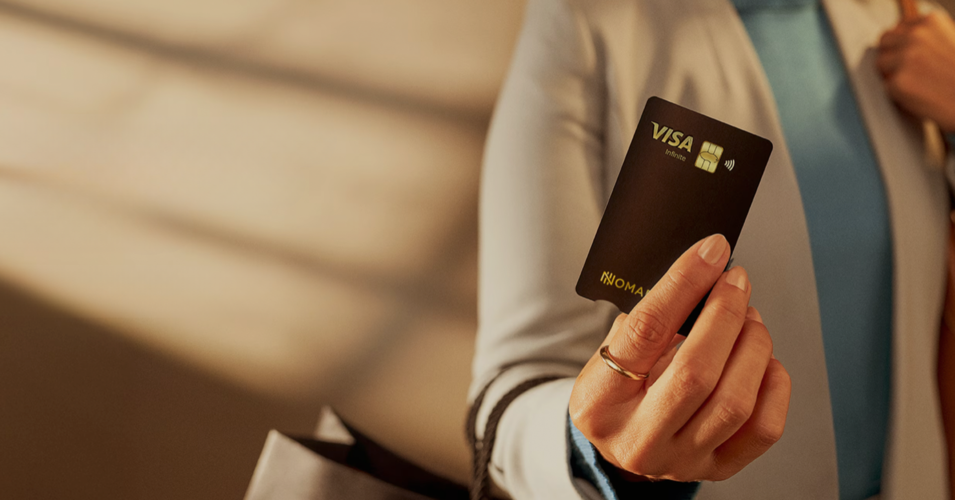 A Nomad apresentou o Nomad Explorer, um cartão de crédito pensado para viajantes que buscam mais praticidade e vantagens nos gastos internacionais. Disponível nas versões Visa Platinum e Visa Infinite, o cartão combina programa de pontos, suporte a carteiras digitais, acesso a salas VIP e a possibilidade de trocar pontos por cashback em dólar diretamente na conta Nomad.

A solicitação é simples: clientes elegíveis podem abrir o app da Nomad, acessar a área de Cartões, escolher entre as versões Platinum e Infinite e concluir o pedido, que está sujeito a análise de crédito. A versão Infinite oferece até 3 pontos por dólar gasto, sem anuidade e acesso ilimitado ao Nomad Lounge no Aeroporto de Guarulhos, enquanto a Platinum funciona como porta de entrada, com mensalidade que pode ser isenta conforme o gasto na fatura.

Para quem viaja com frequência, o cartão também permite transferir pontos para Livelo, Azul Fidelidade e Smiles, além de oferecer desconto na conversão de moedas. É uma opção forte para organizar custos de viagem e acumular benefícios em uma única conta digital. Saiba mais pela Nomad usando o código de indicação TWUSX2GB7T.