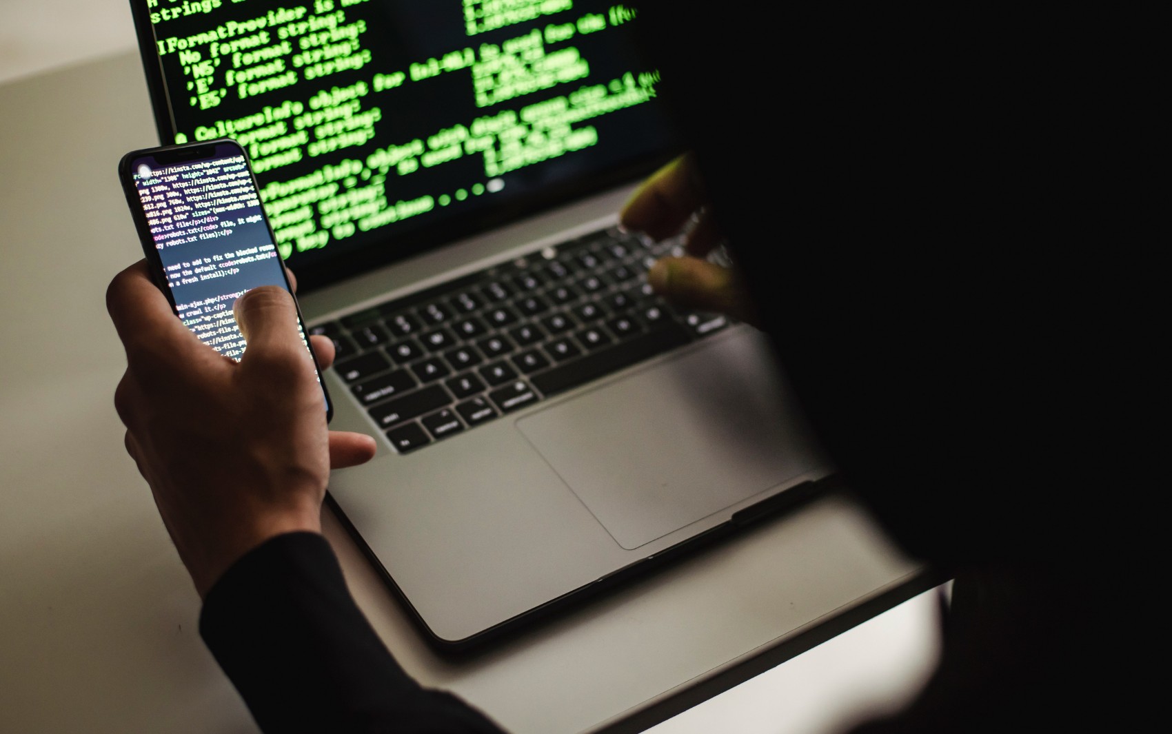 Um estudo do Inteli em parceria com a WKS revela um enorme déficit de talentos no setor de tecnologia do Brasil: foram 665 mil vagas abertas contra apenas 464 mil novos profissionais entre 2019 e 2024, uma falta de 30,2%. Os cargos mais bem pagos incluem CTO, CSO, CIO, gerentes de dados e especialistas em IA, com salários que chegam a R$ 53 mil por mês.

Apesar de todo o hype em torno da inteligência artificial, a maioria das vagas abertas ainda está concentrada em desenvolvimento de software e infraestrutura. A pesquisa também mostra que conhecimento em IA, inglês e certificações técnicas podem aumentar bastante os salários, enquanto as oportunidades de entrada mais acessíveis estão em infraestrutura e suporte, não em dados ou segurança.