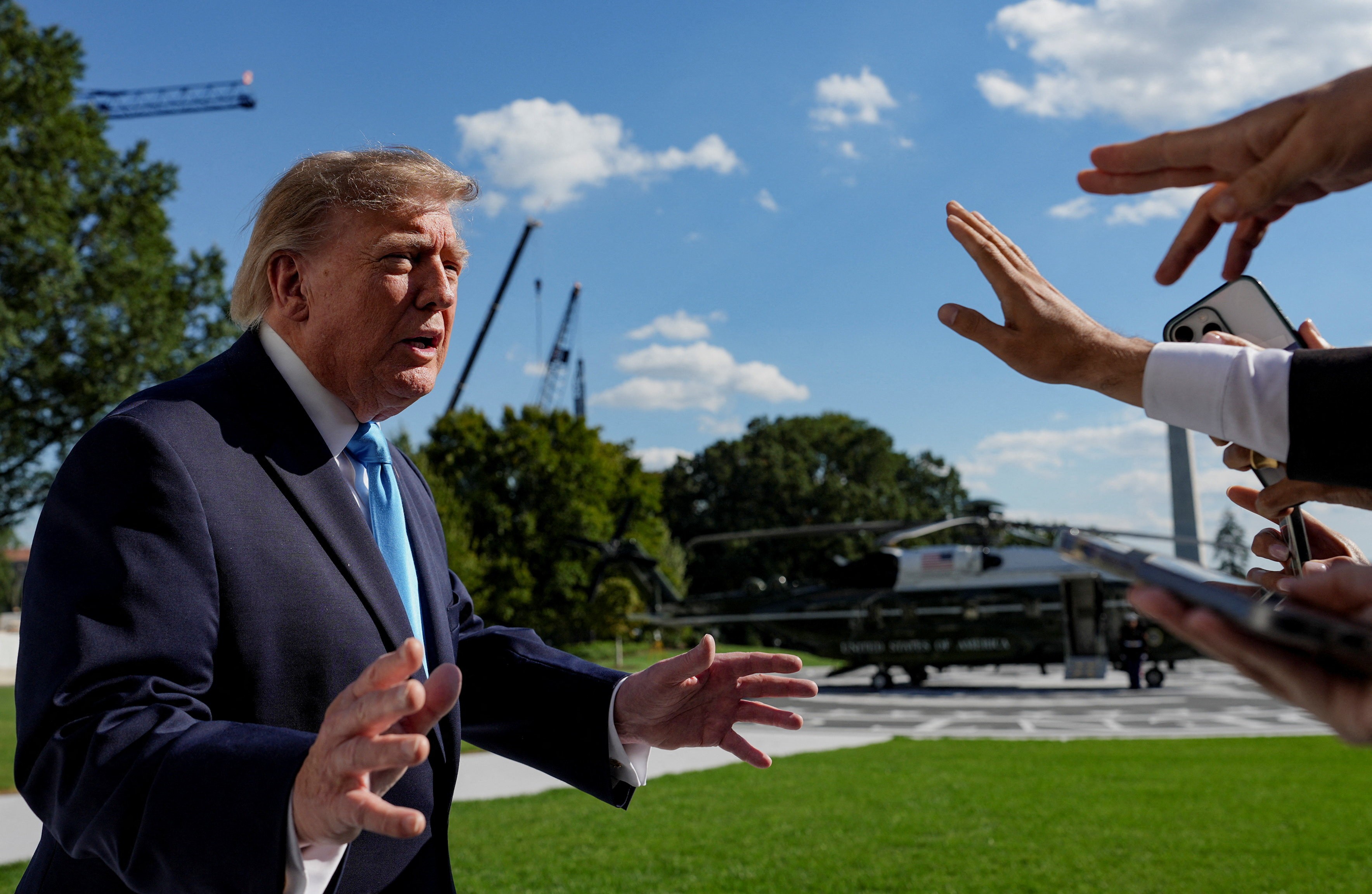 Donald Trump está insistindo em trocar o termo inteligência artificial por 'superinteligência', alegando que o nome atual faz a IA parecer falsa. Ele chegou a abrir enquetes em redes sociais antes de adotar o novo rótulo e ameaçou tratar como inimigos quem continuar usando 'inteligência artificial'.

Pesquisadores e professores dizem que a proposta tem menos a ver com ciência e mais com marketing, soberania nacional e controle político. Eles alertam que renomear uma área que existe há mais de 70 anos pode aumentar o medo e a confusão do público sem melhorar a tecnologia em si.

Com a maior parte das pessoas já preocupada com o avanço acelerado da IA, críticos defendem que o debate se concentre em responsabilidade, transparência e interesse público, não na guerra de marcas de Trump.