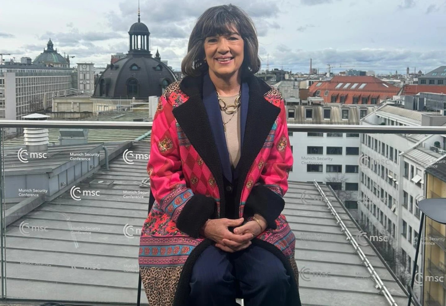 A jornalista veterana Christiane Amanpour anunciou que deixará a CNN após mais de quatro décadas na emissora. A saída marca o fim de uma era para o jornalismo internacional, marcado pela cobertura de zonas de guerra, genocídios e uma busca incansável por fatos.

Aos 68 anos, Amanpour continuará como repórter da CNN até junho de 2027, enquanto seu programa de entrevistas será encerrado em maio. Ela afirma que pretende se dedicar a novos projetos e apoiar o jornalismo independente.