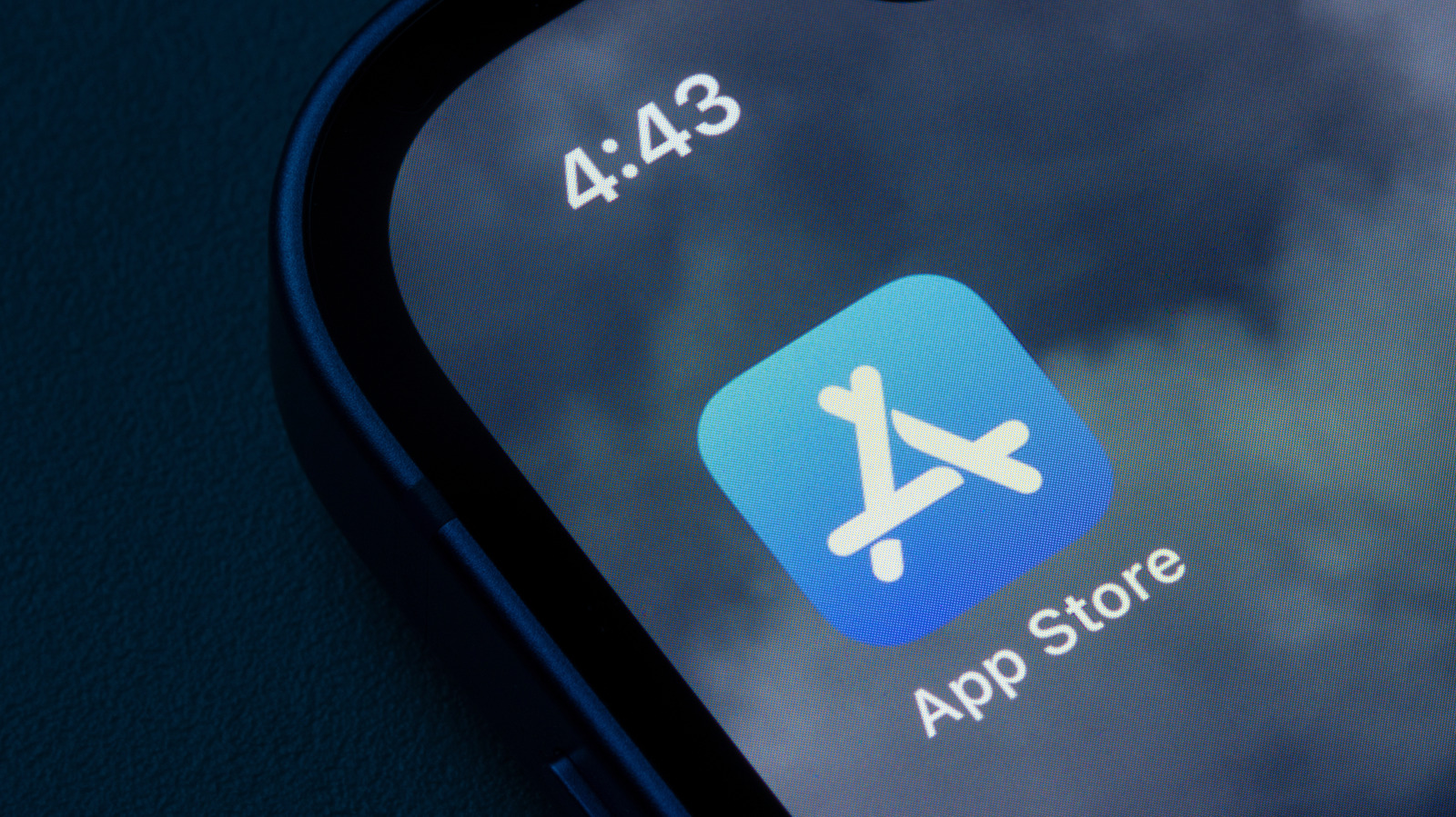 A Apple atualizou as regras de moderação da App Store para impedir que apps transformem imagens comuns em conteúdo sexualmente explícito, incluindo imagens íntimas geradas por IA sem consentimento. Desenvolvedores com conteúdo gerado por usuários agora precisam filtrar esse tipo de material, oferecer ferramentas para denunciar conteúdo ofensivo e bloquear contas abusivas, além de remover o que escapar dos filtros.

As novas regras também miram apps de isca que escondem recursos de nudez artificial durante a revisão. Se a Apple identificar que um app enganou o processo de avaliação, pode removê-lo da loja e excluir o criador do Apple Developer Program. É um recado direto de que abuso de IA e imagens sem consentimento não terão passe livre na App Store.