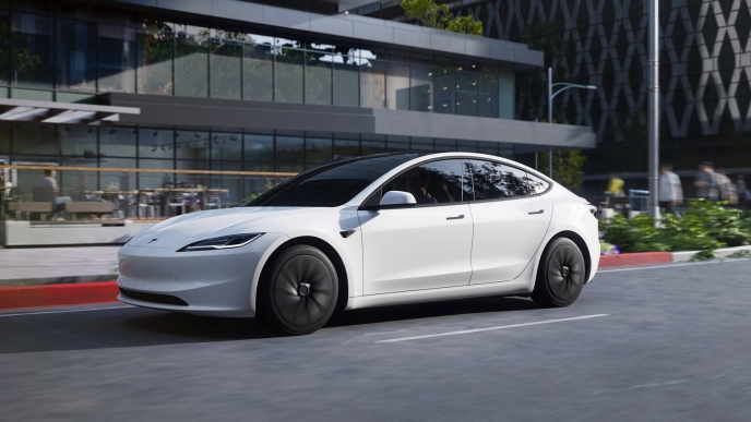 A Tesla acabou de divulgar um relatório de resultados do Q3 de 2026 mais forte do que o esperado, superando as projeções de receita e de lucro por ação. A fabricante de veículos elétricos registrou US$ 28,046 bilhões em receita, acima da expectativa de US$ 27,78 bilhões, com lucro de US$ 2,62 por ação contra estimativa de US$ 2,40.

Os números impulsionaram as ações da Tesla no after-hours, chegando a US$ 393,93 após o fechamento em US$ 386,47. É mais um trimestre de alta voltagem para a Tesla enquanto investidores acompanham os próximos passos da empresa em veículos elétricos, energia e muito mais.