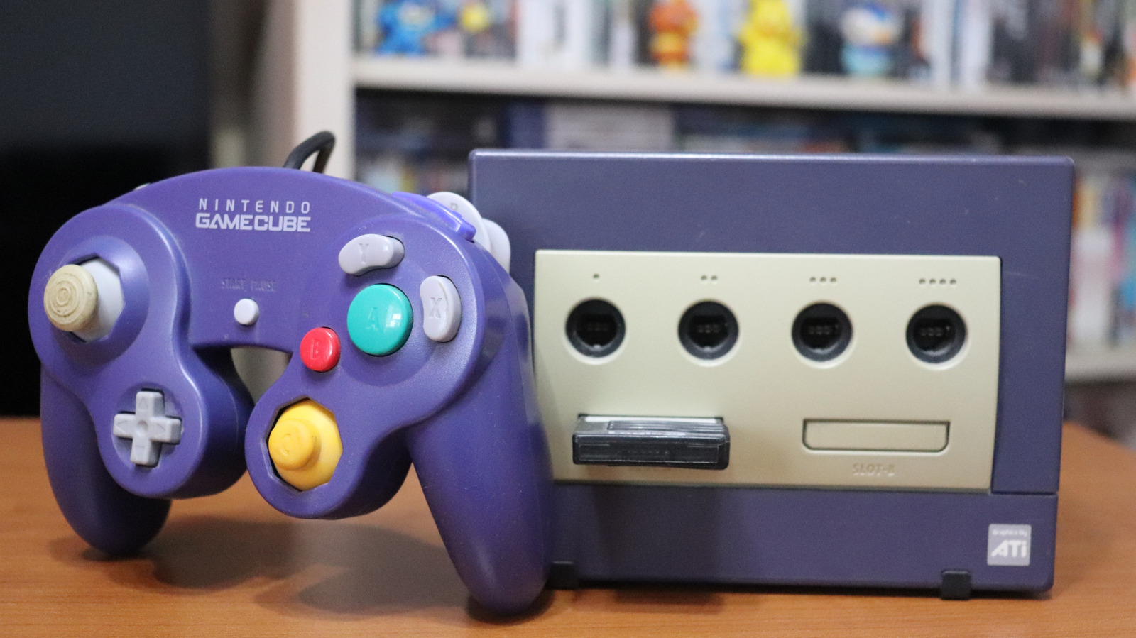 Poucos consoles são tão polarizadores quanto o Nintendo GameCube. Com apenas 21,74 milhões de unidades vendidas, ele segue como um dos piores resultados da Nintendo em consoles domésticos, mas hoje as comunidades gamer olham para ele com nostalgia e até chamam seu controle de um dos melhores da história.

Do formato de mini-discos que limitava o armazenamento à falta de serviços online, passando por um design infantil e dependência de títulos first-party, o GameCube é um verdadeiro estudo de caso sobre o que pode dar errado quando decisões corporativas ignoram jogadores e desenvolvedores. Mesmo assim, sua biblioteca experimental e charme peculiar o transformaram em favorito cult. No mercado retrô, ele virou item raro e caro, com discos chegando a US$ 1.500.