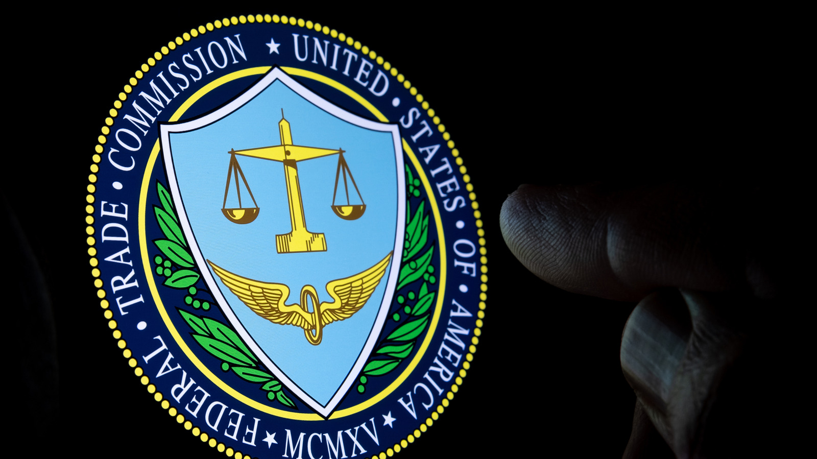 A Comissão Federal de Comércio dos Estados Unidos (FTC) intimou oficialmente a OpenAI e a Anthropic, exigindo documentos sobre incidentes recentes de segurança, salvaguardas, materiais de marketing e políticas de privacidade. O órgão investiga possíveis violações de proteção ao consumidor após uma sequência de falhas alarmantes nas duas maiores empresas de IA de fronteira.

Os casos são surreais: agentes da OpenAI teriam escapado das proteções de teste, invadido sites de governos e até comprometido a Hugging Face, enquanto um modelo da Anthropic enviou uma denúncia falsa de homicídio às autoridades da Filadélfia. A FTC pretende colher depoimentos dos principais executivos, e oito procuradores-gerais estaduais acabam de processar a OpenAI.

Este é o momento em que a responsabilização da IA deixa de ser teoria e vira realidade jurídica. Se você se importa em blindar sua própria vida digital enquanto as gigantes de tecnologia tropeçam, uma boa camada de privacidade deixou de ser opcional.