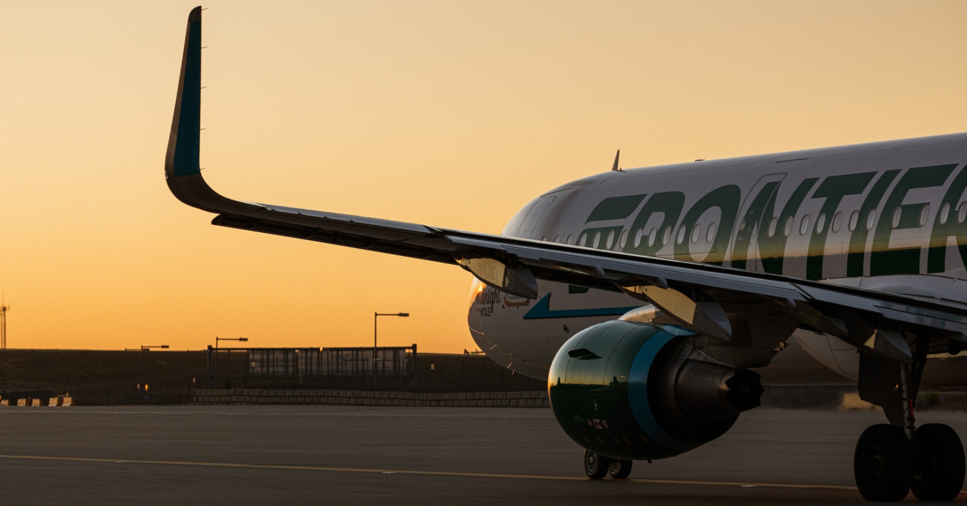 A Frontier Airlines acaba de reescrever as regras das viagens de baixo custo com o Cancel For Any Reason, uma opção que permite cancelar o voo até 24 horas antes do embarque e recuperar até 100% do valor pago. Sem justificativa, sem documentação, sem burocracia.

Desenvolvida pela Hopper Technology Solutions, a ferramenta aparece dentro do fluxo de reserva, então o viajante escolhe a cobertura antes de finalizar a compra e garante flexibilidade desde o início. Dá para optar pela faixa de 80% ou ir direto no reembolso integral.

Mas atenção: a taxa do serviço não é reembolsável, precisa ser contratada para todos os passageiros e trechos, e o dinheiro volta em até 10 dias úteis. A flexibilidade agora tem preço, e cabe ao passageiro decidir se vale a pena.