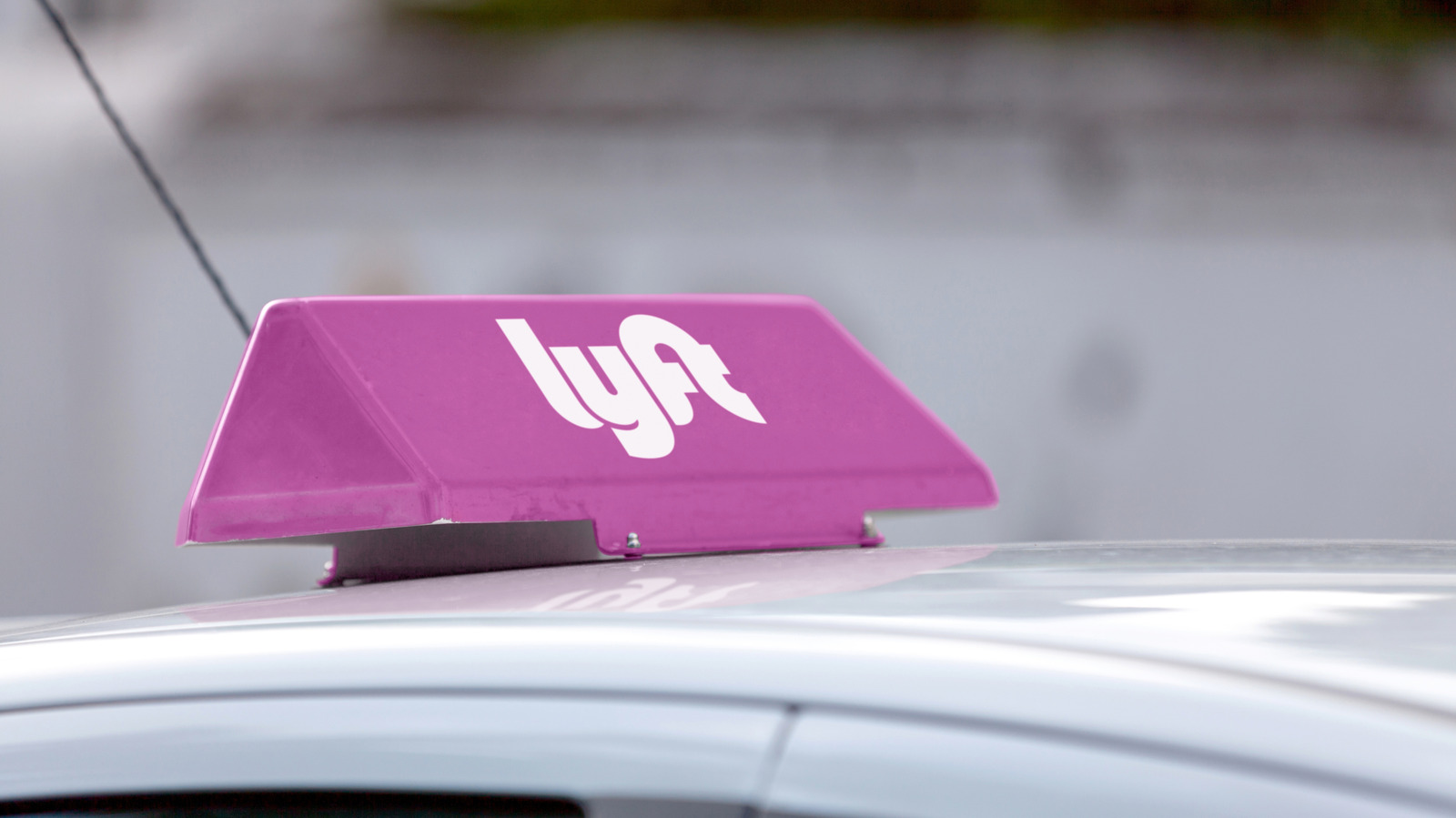 A Lyft concordou em pagar US$ 272,5 milhões para encerrar um processo movido pelo estado da Califórnia por classificar seus motoristas como contratantes independentes em vez de funcionários. O acordo foi anunciado pelo procurador-geral Rob Bonta e finalmente coloca um preço real sobre anos de exploração na economia de aplicativos, que negava aos trabalhadores salário mínimo e benefícios básicos.

Pelo menos US$ 237 milhões do acordo estão reservados para ressarcir os motoristas pelos salários e proteções que lhes eram devidos entre abril de 2016 e dezembro de 2020. É um momento raro em que um modelo de negócio sustentado por medidas como a Prop 22 é responsabilizado na justiça.

A batalha está longe de acabar. A parte da Uber no mesmo processo segue sem solução, e as empresas de aplicativos continuam gastando milhões para manter os trabalhadores como contratantes. Mas esse resultado mostra que organização e pressão jurídica podem obrigar até os maiores players a pagar a conta.