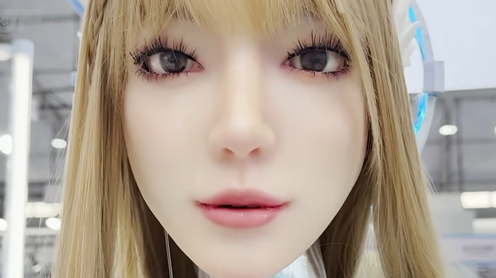 Conheça o Yansyn-X2, um robô humanoide da chinesa Yanxi Technology que acaba de fazer algo inédito entre dispositivos de consumo: chorar sob comando. Durante uma demonstração na Conferência Inclusion 2026, em Xangai, uma única lágrima escorreu pelo seu rosto de silicone de grau médico depois que um apresentador simplesmente pediu que ele derramasse lágrimas.

Por trás do feito há engenharia de verdade. O robô usa uma arquitetura de três camadas que interpreta o contexto e o tom da conversa, transforma suas feições em uma expressão emocional e libera lágrimas por meio de um sistema microfluídico. É um salto ousado na computação afetiva, área que ensina máquinas a reconhecer e responder às emoções humanas.

O objetivo é tornar a interação entre humanos e robôs mais natural, mas ver uma máquina se emocionar cai direto no vale da estranheza. Com os robôs humanoides avançando em velocidade, destreza e credibilidade emocional, a discussão só tende a crescer.