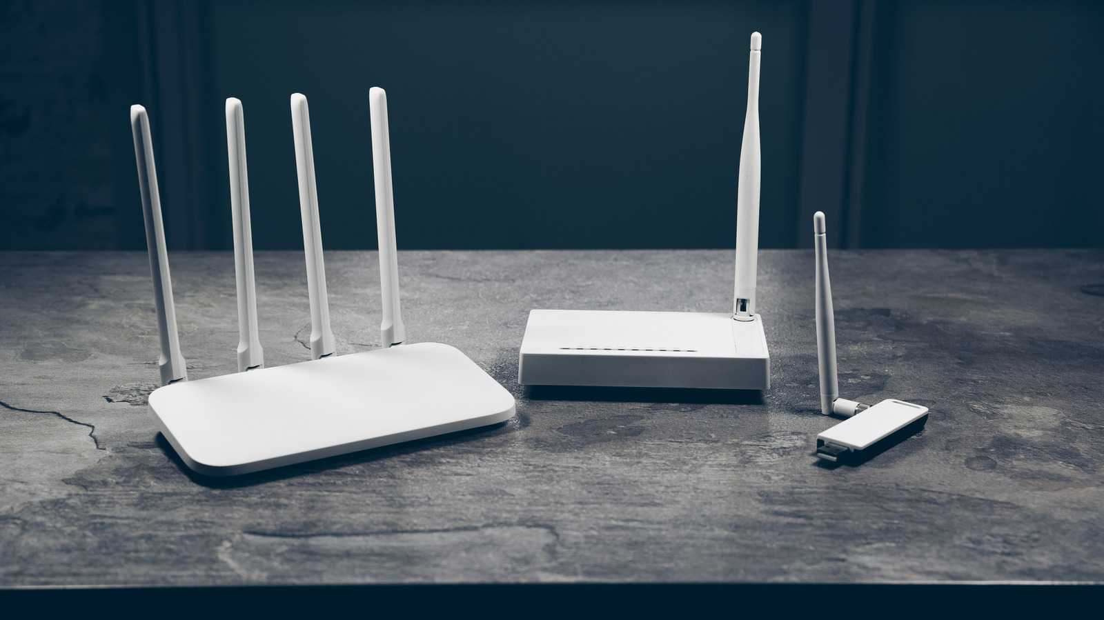 Seu roteador continua funcionando muito depois que o fabricante para de enviar atualizações de firmware, mas esse silêncio tem um preço: falhas de segurança recém-descobertas podem nunca ser corrigidas. Os atacantes adoram caçar roteadores vulneráveis em massa, transformando-os silenciosamente em retransmissores de tráfego malicioso sem que o dono perceba.

A boa notícia é que um roteador sem suporte não fica comprometido automaticamente. Desative a administração remota, defina uma senha de administrador forte e única, e comece a planejar a troca antes que os riscos se acumulem. Cinco anos é um bom marco para verificar se o seu modelo ainda recebe atualizações de segurança.

Para estender a vida útil, firmwares de código aberto como o OpenWrt podem ajudar, mas instalar a versão errada pode transformar seu roteador em um peso de papel. Para o uso do dia a dia, um roteador novo e com suporte, junto de uma VPN confiável, é a forma mais simples de ficar à frente das ameaças.
