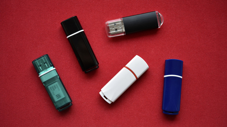 Os pen drives evoluíram muito desde a época em que 1GB era luxo. Hoje, o mesmo dispositivo do tamanho de um bolso pode armazenar um terabyte, e o preço por gigabyte caiu de milhares de dólares para centavos. É uma história de NAND mais inteligente, empilhamento 3D e inovação constante dentro dos próprios chips.

E por que os menores sumiram? Porque fabricar um stick de 1GB custa quase o mesmo que um de 64GB. Controladora, carcaça, embalagem e frete são os mesmos, então as marcas focam em modelos de alta capacidade. O próprio Windows exige pelo menos 8GB para mídia de instalação, deixando os pentes minúsculos para usos industriais específicos.

Se você ainda guarda um pen drive antigo de 2GB, talvez seja hora de atualizar. Os modelos atuais são mais rápidos, mais baratos e capazes de carregar sua vida digital inteira no bolso.