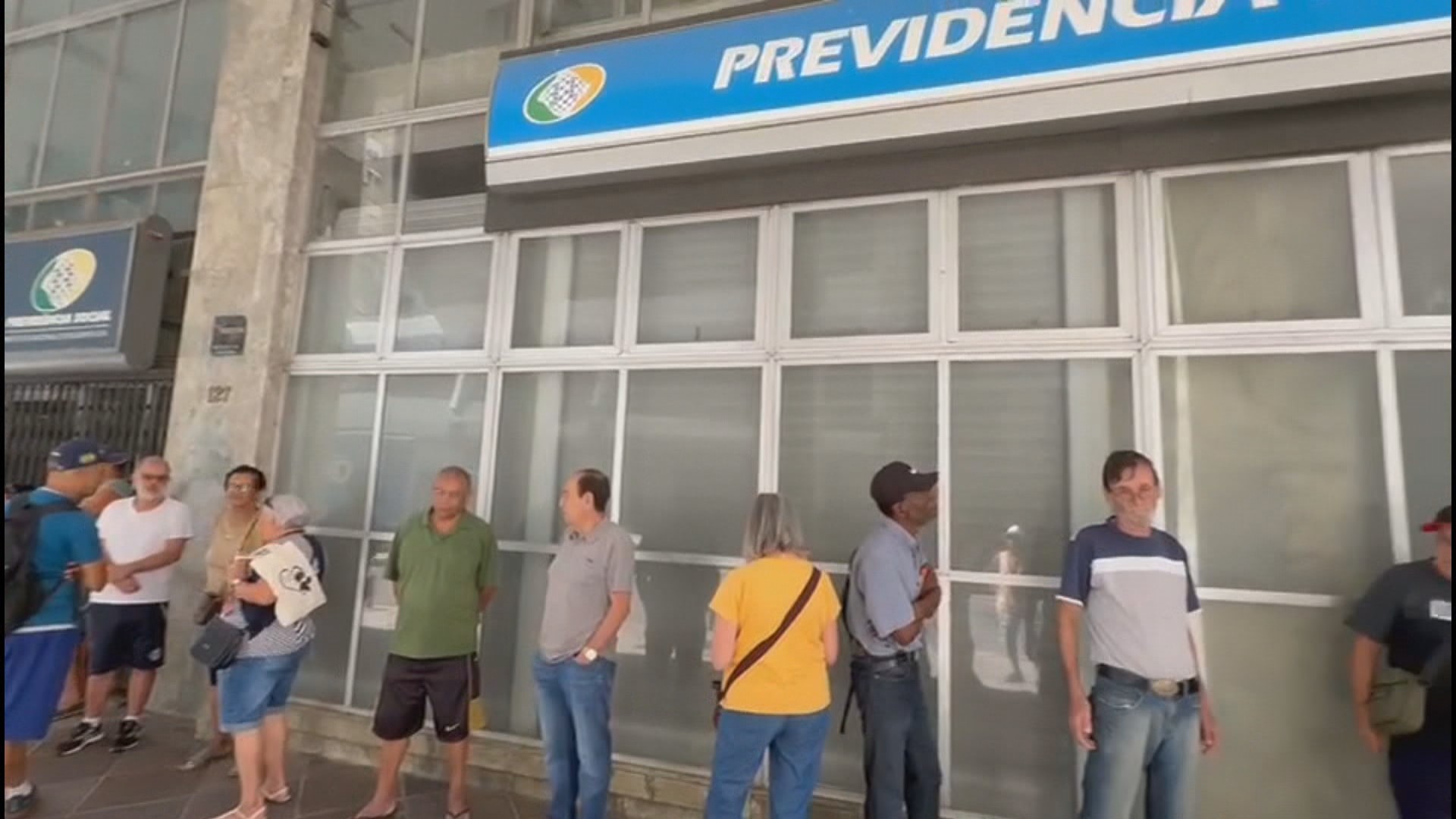 O salário mínimo se tornou uma das linhas de divisão mais nítidas da corrida presidencial de 2026. No governo Lula, a política de reajuste acima da inflação voltou e levou o piso para R$ 1.621. Se a fórmula do governo Bolsonaro tivesse sido mantida, o mesmo trabalhador receberia hoje R$ 170 menos.

A campanha de Lula confirma que manterá o modelo atual: inflação mais crescimento real, limitado a 2,5%, com o piso ainda atrelado aos benefícios previdenciários. Já a campanha da extrema direita, que promete um 'tesouraço' nos gastos, foi questionada diretamente sobre manter esses ganhos reais e preferiu não responder.

Essa fuga de resposta diz muito. O ganho real é o caminho pelo qual milhões de famílias brasileiras recuperam poder de compra, e defender esse reajuste é escolher a dignidade em vez da austeridade para quem está na base da pirâmide.