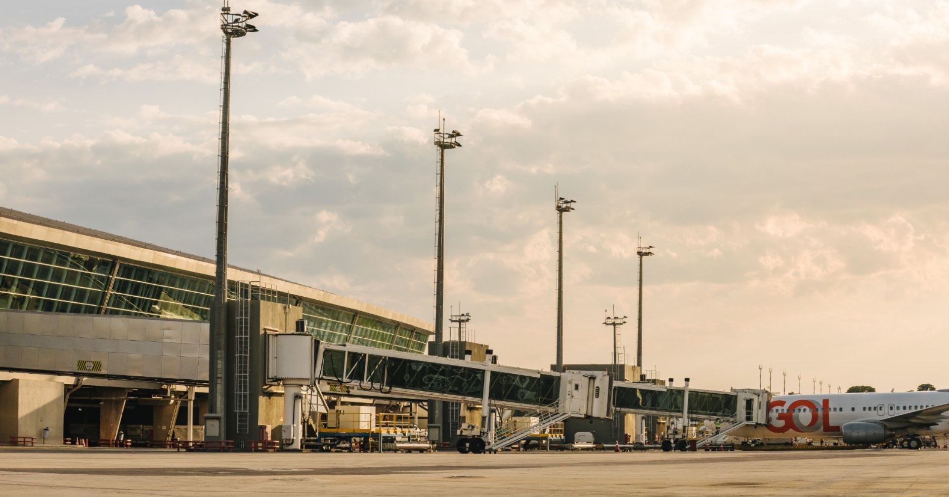 O Ministério de Portos e Aeroportos começou a apresentar a potenciais investidores a proposta de concessão do Aeroporto Internacional de Brasília e de outros dez terminais regionais, com roadshow marcado para 19 e 20 de outubro e leilão já agendado para 17 de dezembro.

A proposta promete cerca de R$ 2,06 bilhões em investimentos, incluindo um novo terminal de voos internacionais, um edifício-garagem e uma nova via de acesso na capital, além de R$ 857,8 milhões distribuídos entre aeroportos de Goiás, Bahia, Mato Grosso, Mato Grosso do Sul e Paraná dentro do programa AmpliAR.

É o mesmo roteiro de sempre: a infraestrutura pública é embrulhada como oportunidade para investidores enquanto o debate sobre tarifas, qualidade do atendimento e custo de longo prazo fica em segundo plano. Modernizar e ampliar a conectividade regional são necessidades reais, mas entregar o quarto maior aeroporto do país à lógica de mercado exige muito mais escrutínio do que dois dias de roadshow permitem.
