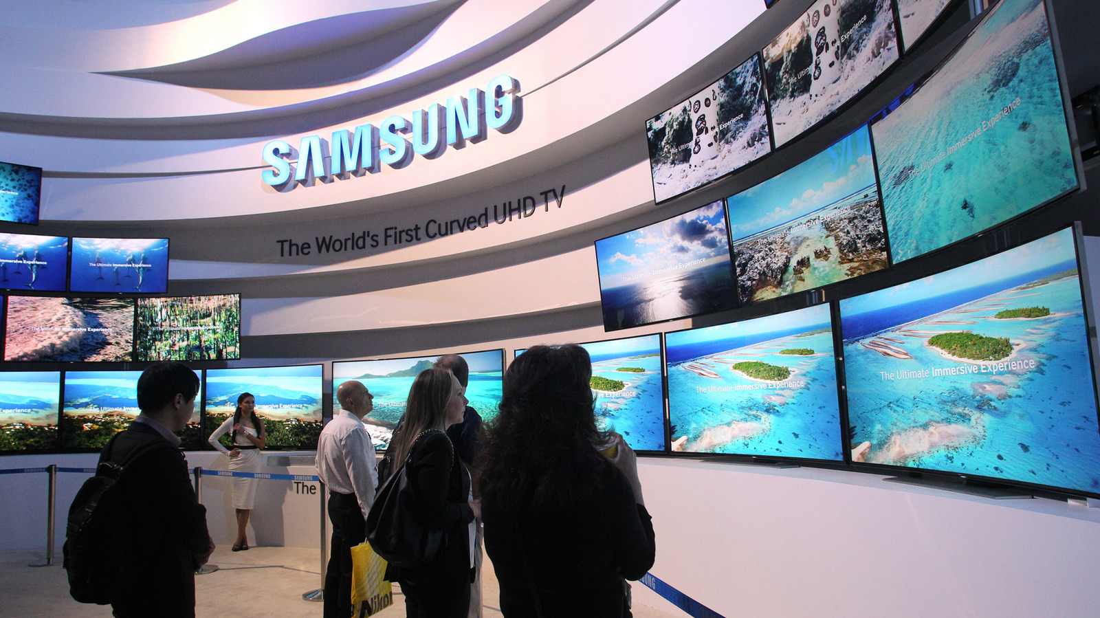 As TVs curvas podem ter fracassado, mas a tecnologia encontrou seu verdadeiro lar: os monitores gamer. Do fracasso nas salas de estar nos anos 2010 às telas ultrawide de hoje, a curvatura virou ganho de desempenho, não apenas apelo de marketing.

Sentar mais perto da tela garante um ponto ideal para um único jogador, melhor visão periférica e imersão de verdade em FPS, simuladores de corrida e aviação. Enquanto as gigantes de tecnologia empurravam TVs curvas como engodo para vender aparelhos caros, quem joga levou a melhor.

Se você está pensando em turbinar seu setup, este é o momento perfeito para considerar monitores curvos e ultrawide. O conforto, a imersão e a vantagem competitiva são difíceis de superar.