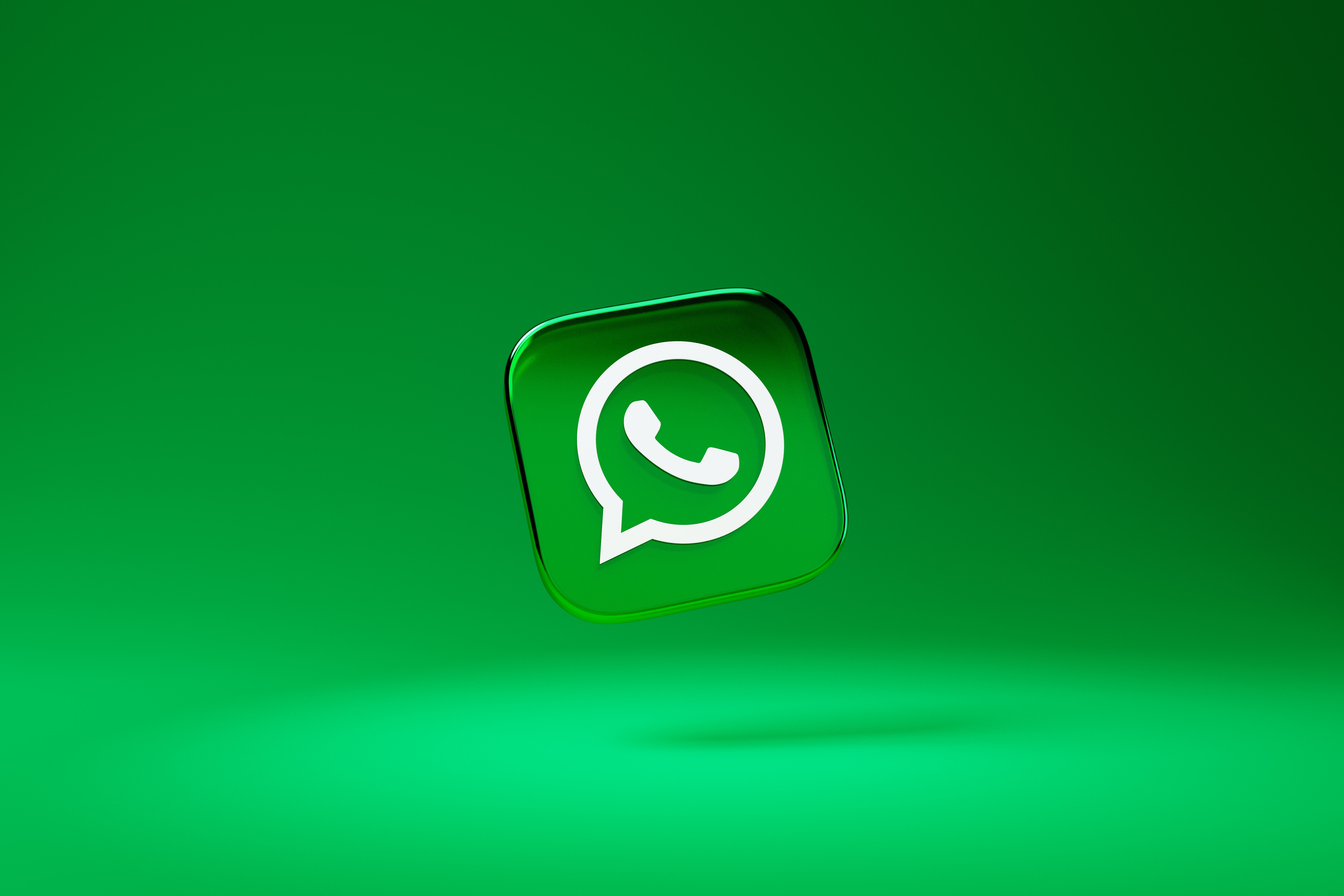 O WhatsApp está lançando novos controles parentais para adolescentes no Brasil, dando a pais e responsáveis mais formas de orientar como os jovens usam o aplicativo de mensagens. As ferramentas permitem gerenciar a visibilidade da foto de perfil, convites para grupos e notificações sobre atividades em grupos, além de escolher como o adolescente pode usar a Meta AI.

As conversas e ligações continuam privadas, então os responsáveis não podem ler mensagens nem ouvir chamadas. A empresa afirma que os recursos são opcionais e que qualquer flexibilização das regras exige aprovação com um PIN definido pelo adulto. A novidade chega em um momento de pressão no Brasil por ambientes online mais seguros para crianças, dentro do ECA Digital.