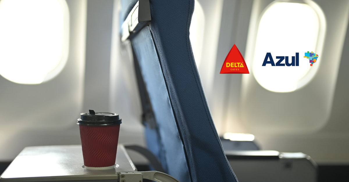A Azul transformou a cabine em uma cafeteria no céu. Desde 8 de setembro, a companhia oferece café gratuito a bordo de seus voos nacionais e internacionais operados com jatos, em parceria com a tradicional marca portuguesa Delta Cafés.

O serviço acontece das 6h às 17h em voos com duração a partir de 1h30, nas frotas Embraer E1, Embraer E2, Airbus A320 e A321. Voos de até 45 minutos ficam de fora, mas a ponte aérea Rio-São Paulo e as rotas com partida ou chegada ao Aeroporto de Brasília garantem a xícara quentinha.

Segundo a companhia, a novidade celebra um hábito tipicamente brasileiro a 35 mil pés, unindo o ritual do dia a dia a um produto diferenciado de uma especialista no assunto. Um detalhe que deixa toda a viagem com outro sabor.
