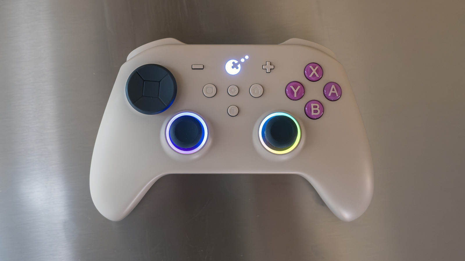O GuliKit TT Pro acaba de chegar e já se apresenta como um forte concorrente para quem joga fora de casa. Ele traz analógicos TMR que nunca sofrem drift com tensão ajustável, gatilhos Hall effect que podem alternar para modo microswitch, controles por giroscópio e suporte a Switch, Switch 2, PC, Android e iOS, tudo em um corpo robusto com estojo rígido para viagem incluso.

Tudo o que você precisa vem na caixa: adaptador USB wireless, cabo de carregamento, extrator de keycap, botões extras no layout de PC, um D-pad reserva e quatro paddles traseiros de metal mapeáveis. As concessões existem, como haptics mais altos que o normal e nenhum remapeamento rápido por software, mas os 26 horas de bateria e a construção caprichada mantêm o controle na disputa.

O destaque é o preço. Por US$ 60, o TT Pro custa 30 dólares menos que o Pro Controller de US$ 90 da Nintendo e ainda oferece mais personalização e um kit pronto para viagem. É uma vitória para quem está cansado de pagar caro apenas para combinar com a marca do console, e um lembrete de que preço justo em hardware bem feito vale mais do que uma margem inflada vendida como acessório oficial.