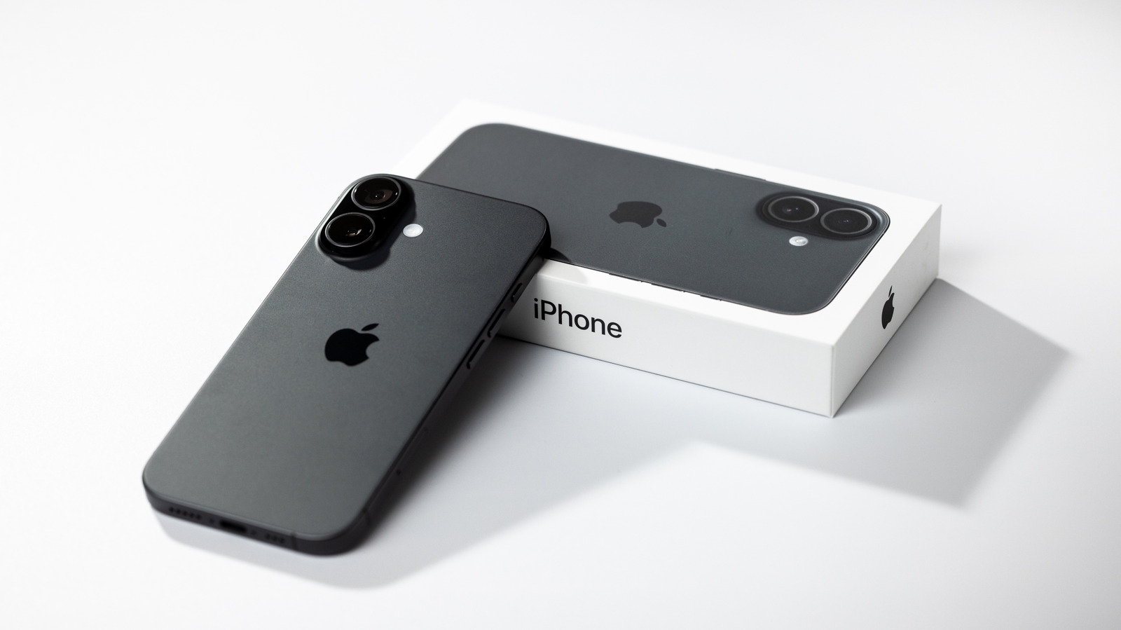 O novo Apple Upgrade Program, em parceria com a Klarna, permite conseguir o iPhone mais recente sem pagar o valor cheio de uma vez. Em vez de comprar, você aluga — com planos mensais sem juros a partir de apenas US$ 17,99 para iPhones e US$ 11,99 para Apple Watches e iPads.

O programa substitui o antigo iPhone Upgrade Program e agora também cobre MacBooks, iMacs, iPads e Apple Watches. Ao final do contrato, você pode trocar por um modelo novo, devolver o aparelho ou comprá-lo à vista em um único pagamento. Nunca foi tão fácil atualizar seu dispositivo todos os anos.