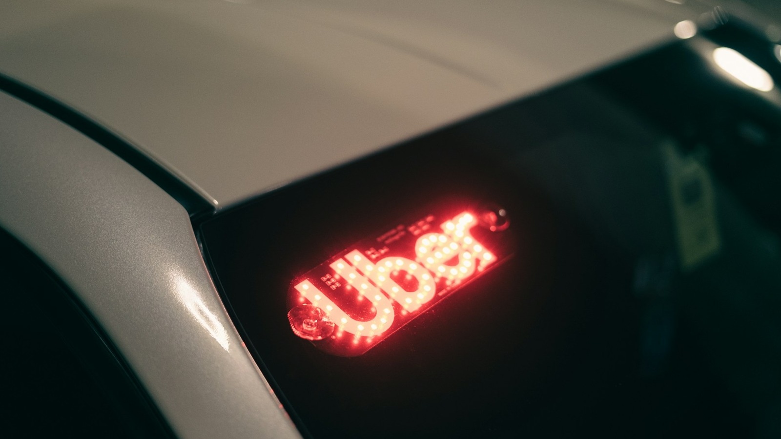 A Uber vai demitir cerca de 10% de sua força de trabalho — aproximadamente 3.000 pessoas — em uma reestruturação radical que o CEO Dara Khosrowshahi define como uma busca por uma empresa 'mais simples e rápida.' A companhia está cortando camadas de gestão, unificando equipes fragmentadas e prometendo reinvestir a economia em crescimento, inovação e no retorno bilionário aos veículos autônomos, com US$ 10 bilhões prometidos.

Mas 'eficiência' tem um custo humano brutal. Milhares de funcionários estão sendo demitidos e a era do trabalho remoto na Uber está, na prática, encerrada: a grande maioria dos remotos está sendo obrigada a se mudar para escritórios em Nova York e São Francisco e comparecer presencialmente pelo menos três dias por semana. Apenas cerca de 1% do quadro continuará 100% remoto. É o velho e conhecido jogo de cortar empregos para agradar investidores — e quem paga a conta são os trabalhadores.