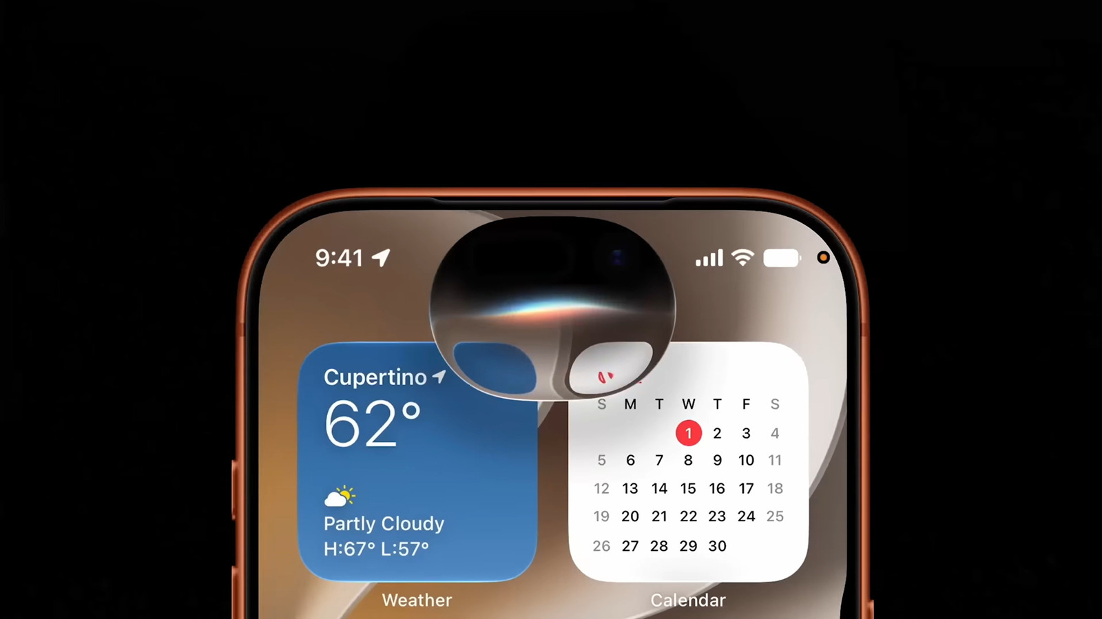 Se a opcao Melhorar Siri e Ditado esta ativada, a Apple pode armazenar e revisar o audio e as transcricoes das suas conversas com a Siri, alem dos pedidos de traducao e ditado. E um recurso facil de ativar na configuracao e ainda mais facil de esquecer depois.

Esses dados alimentam os modelos de fala por tras da ofensiva de IA da Apple, incluindo a nova Siri com inteligencia artificial no iOS 27. O audio pode ser cruzado com contexto como sua lista de contatos, seus apps instalados e ate onde e quando voce fez o pedido.

A Apple afirma que as gravacoes ficam ligadas a um identificador rotativo do aparelho, e nao a sua conta, e que avaliadores ainda podem revisar parte delas. Se isso parece entregar demais da sua privacidade, desative em Privacidade e Seguranca, depois em Analises e Melhorias, e apague o historico local.