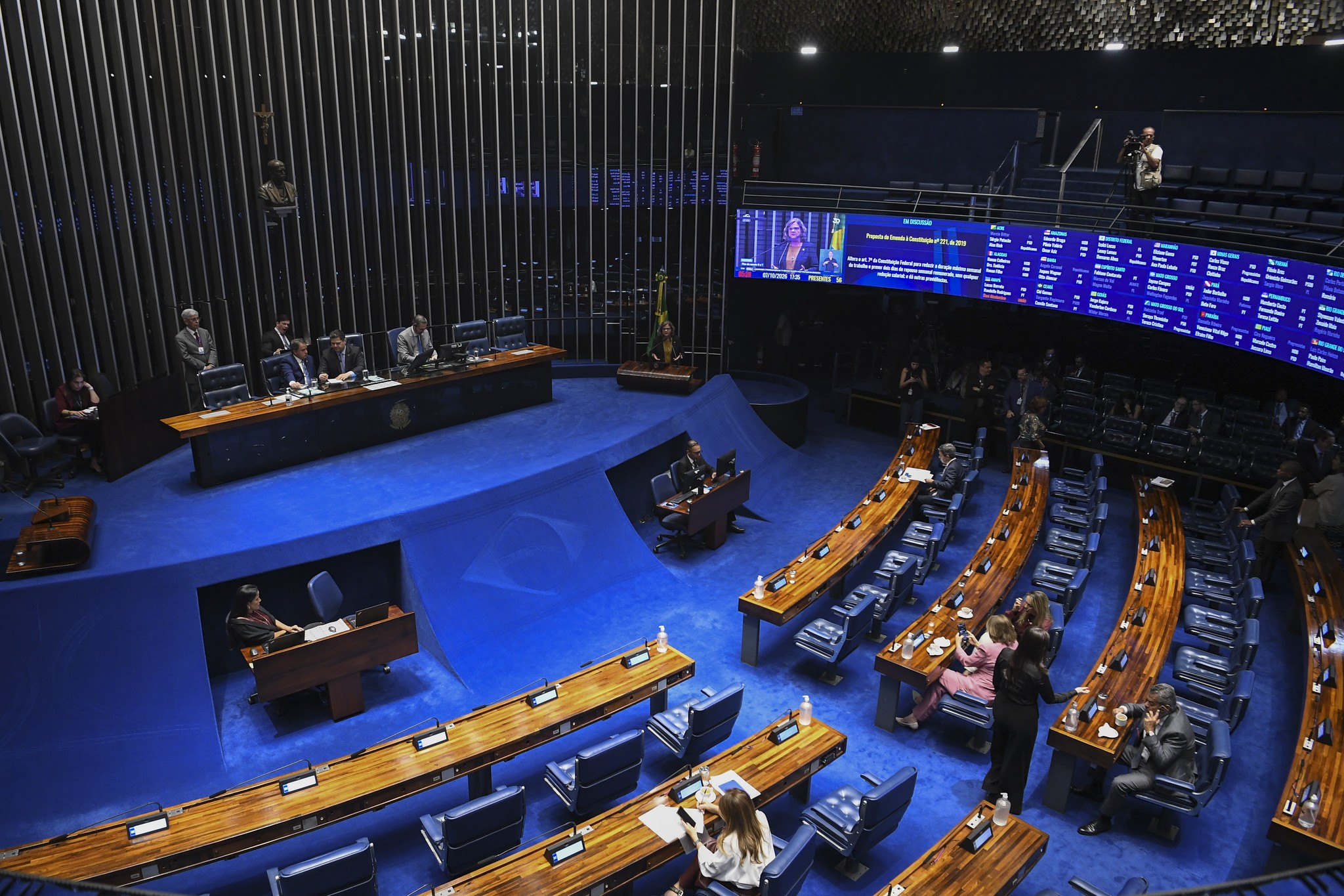 O Senado vota a PEC 221/2019, que acaba com a escala 6x1 ao limitar a jornada semanal a 40 horas e garantir dois dias de descanso remunerado sem redução salarial. A votação em primeiro turno precisa de 49 dos 81 senadores para avançar, um teste decisivo de apoio aos direitos trabalhistas.

É uma resposta direta a um modelo que naturalizou a exaustão e a precarização. Mesmo se aprovada nesta etapa, a proposta ainda passa por novas discussões e segundo turno, mas a pressão dos trabalhadores já obriga o Senado a escolher um lado: lucro ou gente.