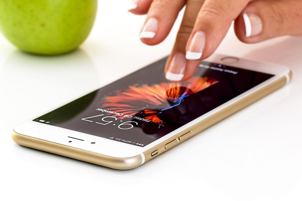 O 5G está avançando rápido no Brasil. Dados da Anatel mostram crescimento de 30,7% em 12 meses, com 16,4 milhões de novos acessos e um total de 69,8 milhões de conexões, o equivalente a 24,9% de toda a base móvel do país.

A tecnologia já chega a 1.610 municípios e cerca de 77% da população. O Novo PAC prevê R$ 6,4 bilhões para ampliar a infraestrutura, enquanto o governo destaca o impacto da conectividade em setores como indústria, agricultura, saúde, educação e transportes.