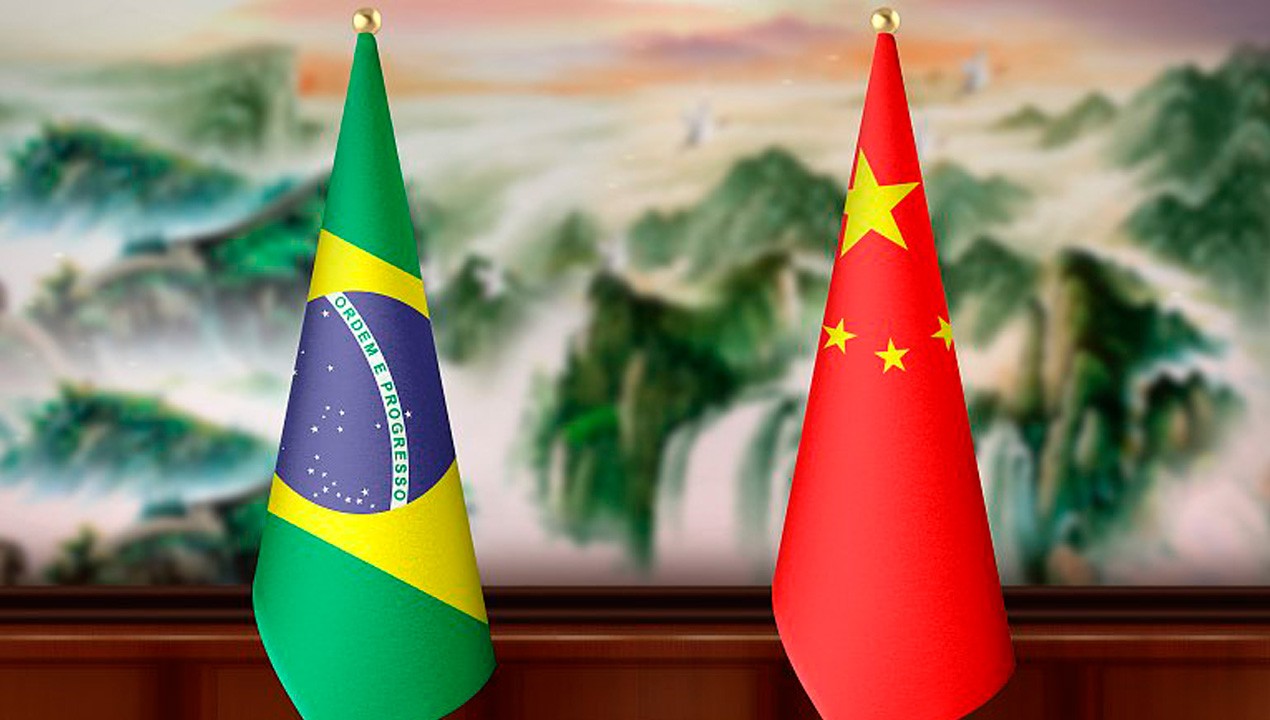 Com Flávio Bolsonaro à frente de Lula no primeiro turno, Pequim observa com cautela a eleição brasileira. A analista Larissa Wachholz afirma que a China teme um alinhamento maior da América Latina aos EUA sob Trump e prioriza estabilidade jurídica para investir.

O agro brasileiro reage: 'Frango não tem partido', diz Ricardo Santin, da ABPA. O setor, que representa 35% do PIB e abastece 170 países, defende equilíbrio entre China e EUA e rejeita confronto ideológico.

Investimentos chineses em portos e contêineres refrigerados tornam as exportações de carne mais competitivas. Para Marcos Jank, o Brasil precisa se dar bem com as duas potências, sem ceder à pressão imperialista dos EUA.