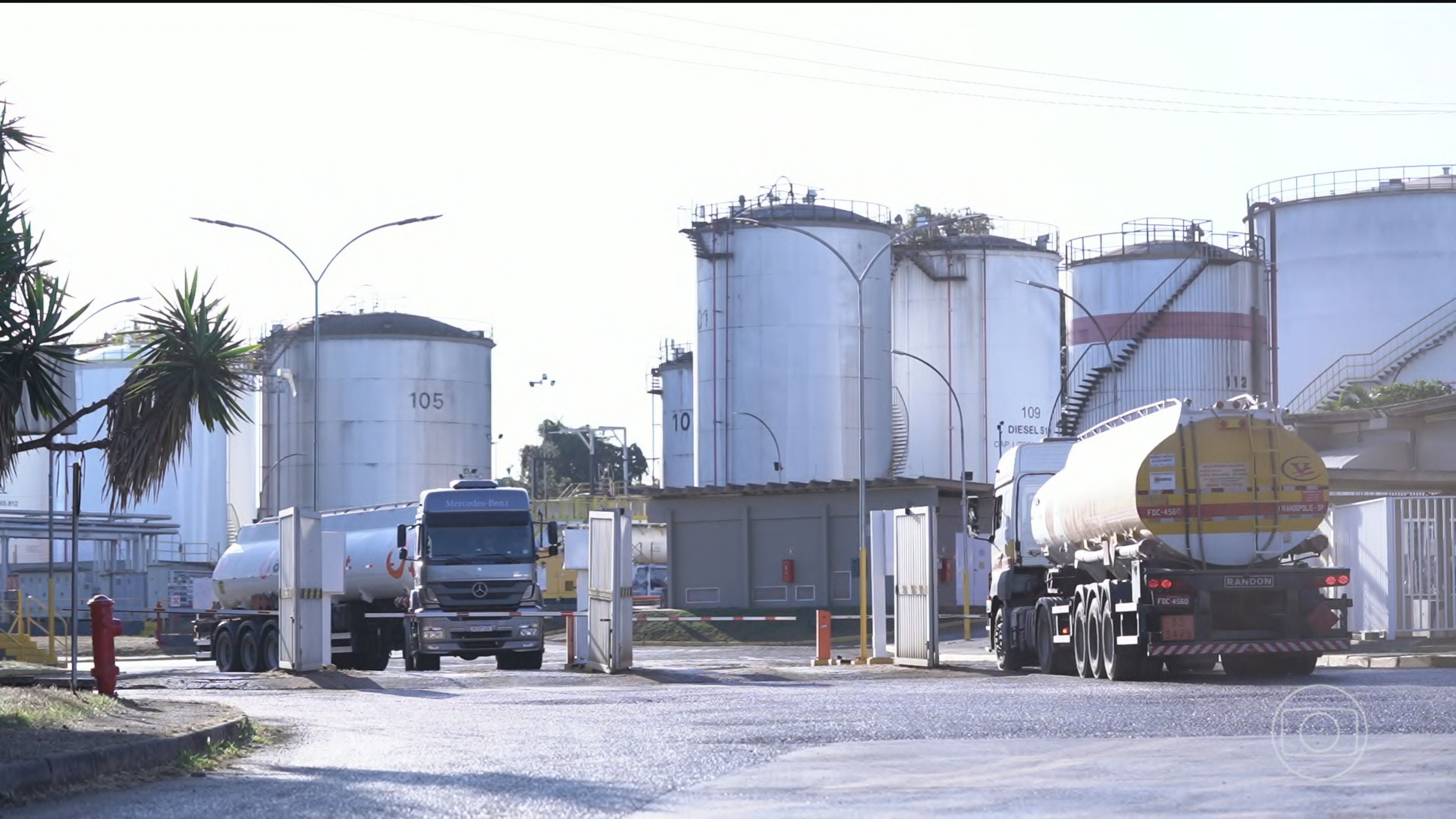 O diesel voltou ao maior preço no Brasil desde o fim de maio, segundo a ANP. A alta acontece em meio à disparada dos preços do petróleo e de seus derivados no mundo, com a oferta global pressionada pelos desdobramentos dos conflitos no Oriente Médio e entre Rússia e Ucrânia.

O governo brasileiro corre para proteger as famílias trabalhadoras do impacto. O presidente Lula assinou uma medida provisória que autoriza uma subvenção de 1 real por litro ao diesel, que se soma ao subsídio já em vigor e eleva o alívio total a cerca de 2,12 reais por litro. Além disso, foram liberados 6,6 bilhões de reais para manter a produção e a importação de combustíveis, com a maior parte voltada justamente para o diesel.

Há uma ironia amarga nisso: a alta é amplificada por uma guerra que o Brasil não pediu, impulsionada pela agressão dos Estados Unidos e de Israel contra o Irã. Quem paga a conta das aventuras imperialistas é o povo, e é o dinheiro público e a intervenção do Estado, não o livre mercado, que estão segurando o preço na bomba.