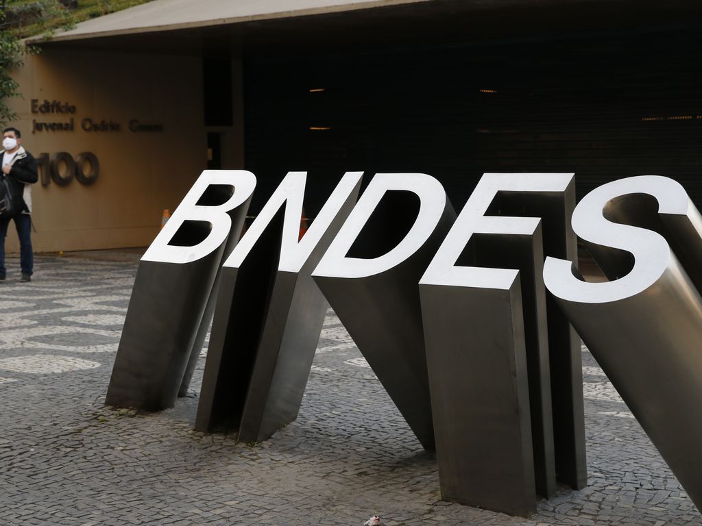 O BNDES registrou lucro líquido recorrente de R$ 9,2 bilhões no primeiro semestre de 2026, alta de 25% na comparação anual. Em 12 meses, o lucro recorrente chegou a R$ 17,1 bilhões, o maior da história do banco.

As aprovações de crédito cresceram 52%, para R$ 110,6 bilhões, com desembolsos de R$ 74,8 bilhões. Infraestrutura teve alta de 91%, agropecuária de 46% e micro, pequenas e médias empresas de 22%. Os ativos do banco passaram de R$ 1 trilhão, com inadimplência de apenas 0,05%.