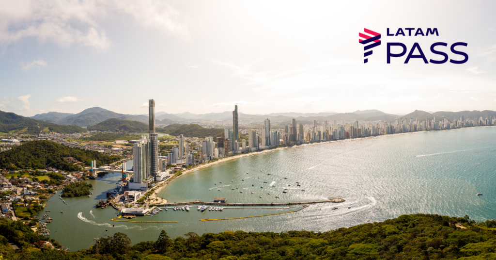 A LATAM acaba de abrir uma promoção relâmpago de resgates, com trechos domésticos a partir de apenas 6.225 milhas mais taxas. Se o saldo de pontos está baixo, as passagens caem para cerca de R$ 165 ao transferir pontos Livelo com 25% de bônus.

O LATAM Pass ainda oferece 25% de milhas extras nas transferências da Livelo até amanhã (dia 22), além de 1.500 milhas bônus na sua primeira transferência, o que deixa a modalidade pontos mais dinheiro ainda mais atrativa por milheiro.

Entre os trechos estão São Paulo para Uberlândia, Navegantes e Curitiba, além da ponte aérea para o Rio, então se você estava guardando milhas esperando o momento certo para emitir, essa é a hora.