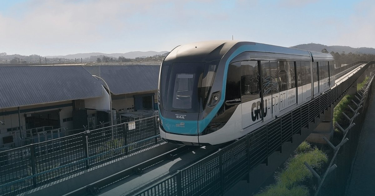 O Aeromóvel do Aeroporto Internacional de São Paulo, em Guarulhos, agora opera diariamente das 4h à meia-noite, acompanhando o horário dos trens da Linha 13-Jade da CPTM. O serviço é gratuito e conecta a Estação Aeroporto-Guarulhos aos três terminais do aeroporto, tornando o deslocamento mais rápido e prático.

Desde o início do atendimento, o sistema já transportou cerca de 450 mil passageiros. Dois veículos estão em operação e um terceiro fica de reserva; quando estiver completamente entregue, a via elevada deverá transportar até 2 mil pessoas por hora em cada sentido, com percurso completo de aproximadamente 10 minutos.