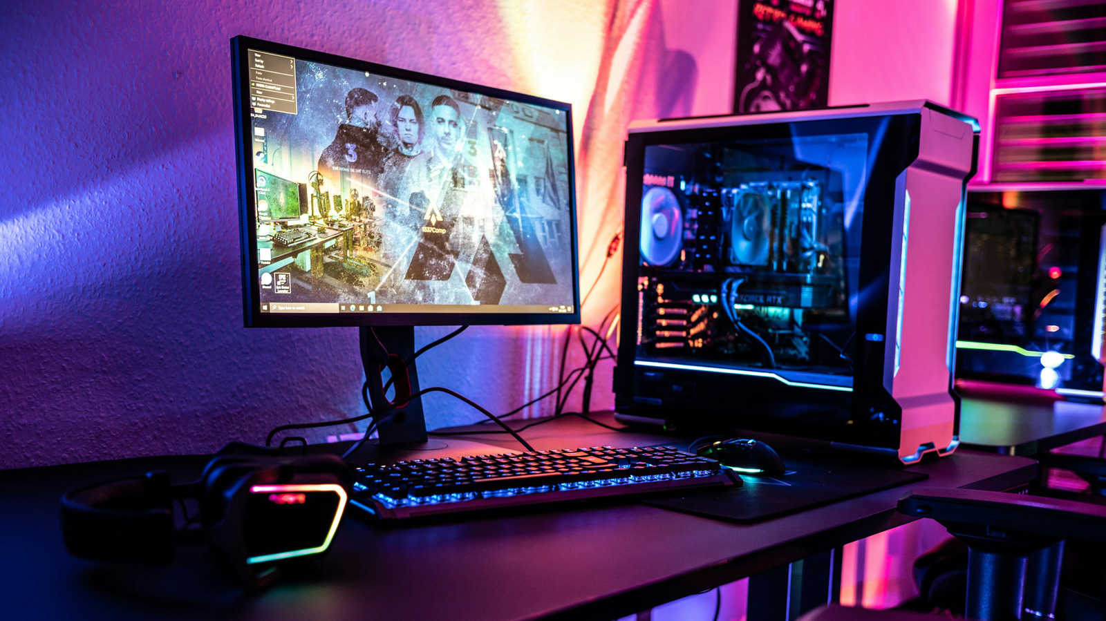 O V-Sync, ou sincronização vertical, é a configuração que pode acabar com o screen tearing ao fazer a GPU esperar o ciclo de atualização do monitor antes de enviar o próximo quadro. Em uma tela de 60 Hz, isso costuma significar 60 FPS mais estáveis, com menor consumo de energia e calor como bônus.

Mas as desvantagens importam. Quando a taxa de quadros cai abaixo da taxa de atualização, o V-Sync pode causar travamentos ou fazer o jogo parecer rodar a 30 FPS. Ele também pode adicionar latência de entrada, um problema em shooters competitivos. AMD FreeSync e Nvidia G-Sync oferecem taxas de atualização adaptativas que costumam entregar resultados mais suaves sem esses problemas.

Se você não percebe screen tearing, deixe o V-Sync desligado. Se o monitor suporta G-Sync ou FreeSync, comece por eles. O V-Sync padrão ainda serve como reserva, de preferência quando o PC consegue manter uma taxa de quadros estável igual ou acima da taxa de atualização do monitor.