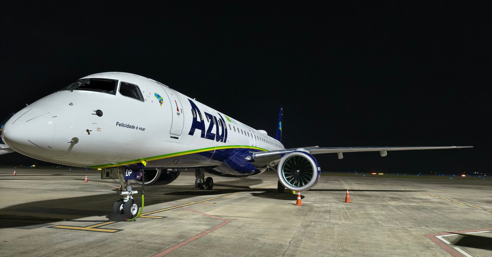 Uma instabilidade global no sistema de GPS jogou a aviação brasileira no caos. A Azul precisou cancelar mais de 80 voos e atrasar dezenas de outros, destruindo os planos de viagem de mais de 8 mil passageiros.

O problema veio depois de uma falta de energia no Aeroporto de Viracopos e atingiu a moderna frota de Embraer 195-E2. A Embraer afirma que os jatos conseguem voar mesmo sem GPS, mas o efeito em cascata segue travando aeroportos e passageiros.

A companhia orienta os clientes a conferir o status da reserva antes de ir ao aeroporto. É um lembrete duro de como os sistemas conectados que sustentam a aviação moderna são frágeis.