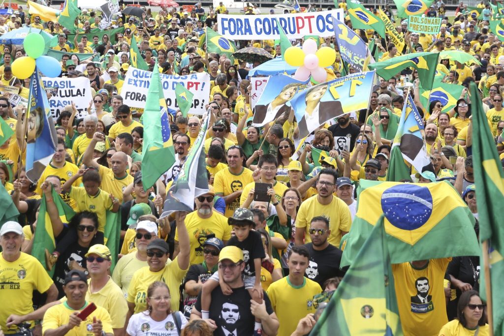 A Justiça do Trabalho condenou empresas que usaram o poder patronal para tentar controlar o voto de funcionários nas eleições de 2022. A 6ª Turma do TST reconheceu a prática como assédio eleitoral e fixou indenizações por danos morais coletivos.

Entre os casos estão uma madeireira do Paraná e dois frigoríficos de Minas Gerais, onde trabalhadores sofreram coação, ameaças e distribuição de materiais de campanha. A decisão é uma vitória contra a intimidação política no ambiente de trabalho.

Nenhum trabalhador deveria ser obrigado a provar lealdade política para manter o emprego. A democracia se defende também dentro das empresas.