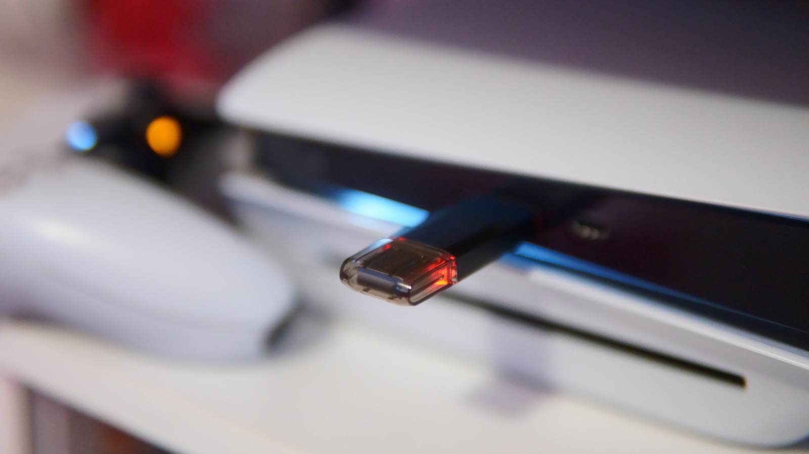 O PS5 esconde uma flexibilidade surpreendente nas portas USB. De expandir o armazenamento com um HD externo a parear controles e conectar o PlayStation VR2, essas entradas abrem caminho para uma configuração mais prática.

O guia explica quais portas usar para acessórios que exigem velocidade, como arquivar jogos sem gastar em um SSD interno caro e por que a porta USB 2.0 mais lenta deve ficar para carregamento. É um lembrete útil de que não é preciso comprar upgrade caro atrás de upgrade caro para aproveitar melhor o console.